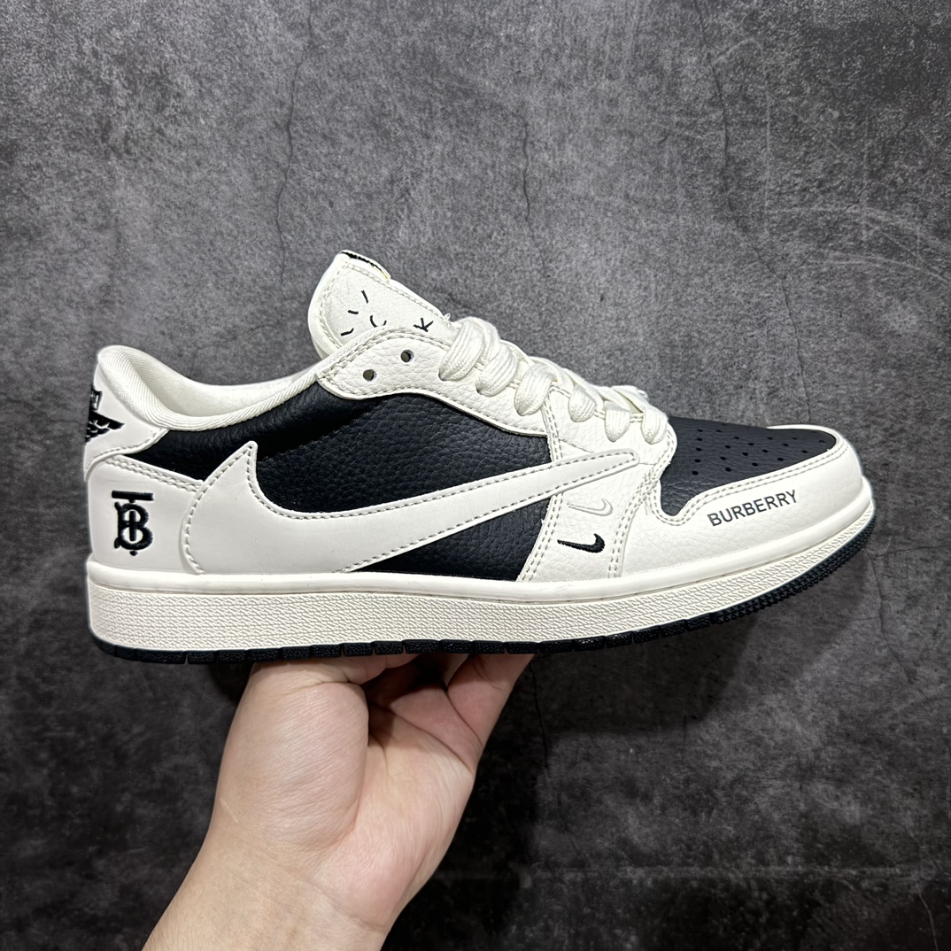 【定制版】Travis Scott x Fragment Design x Air Jordan 1 Low OG SP AJ1 乔1 巴宝莉联名-米白乌黑 低帮文化休闲板鞋 BB6588-316rn#多方联名合作融合了Travis Scott 独特的音乐风格，藤原浩个性的设计风格以及Jordan品牌的经典元素 使其成为一双具有独特身份和价值的鞋子 清新而立体的外观加上联名标识更突出了其独特身份 这种配色方案显示出活力和时尚感 在视觉上引人注目  鞋身的质感和细腻的细节处理使其显得高端而格调十足  这款“倒钩”联名是设计与创意完美结合  融合多方的个性风格是一款备受瞩目的潮流鞋款r 尺码：36 36.5 37.5 38 38.5 39 40 40.5 41 42 42.5 43 44 44.5 45 编码：HXS320340-鞋库