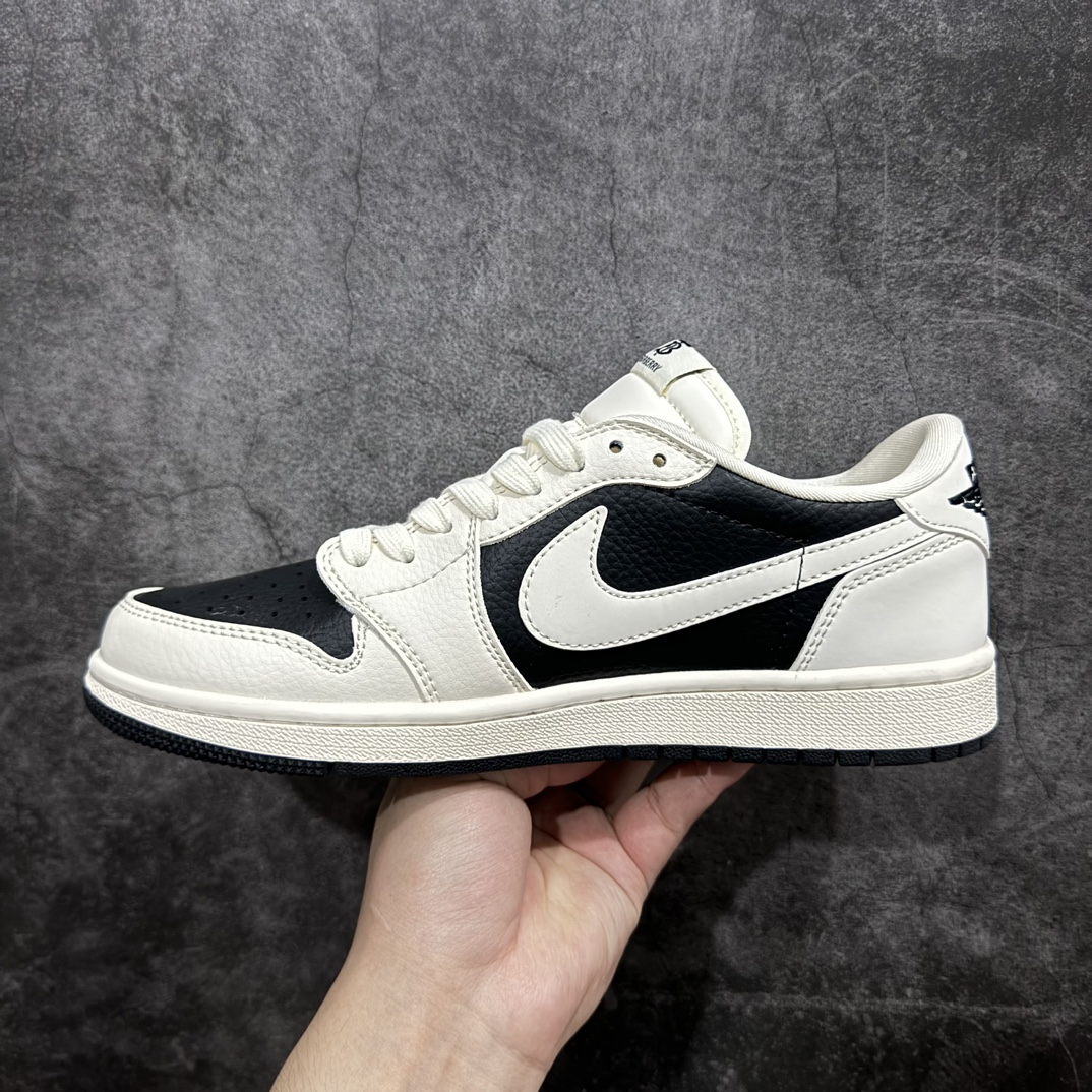 图片[2]-【定制版】Travis Scott x Fragment Design x Air Jordan 1 Low OG SP AJ1 乔1 巴宝莉联名-米白乌黑 低帮文化休闲板鞋 BB6588-316rn#多方联名合作融合了Travis Scott 独特的音乐风格，藤原浩个性的设计风格以及Jordan品牌的经典元素 使其成为一双具有独特身份和价值的鞋子 清新而立体的外观加上联名标识更突出了其独特身份 这种配色方案显示出活力和时尚感 在视觉上引人注目  鞋身的质感和细腻的细节处理使其显得高端而格调十足  这款“倒钩”联名是设计与创意完美结合  融合多方的个性风格是一款备受瞩目的潮流鞋款r 尺码：36 36.5 37.5 38 38.5 39 40 40.5 41 42 42.5 43 44 44.5 45 编码：HXS320340-鞋库