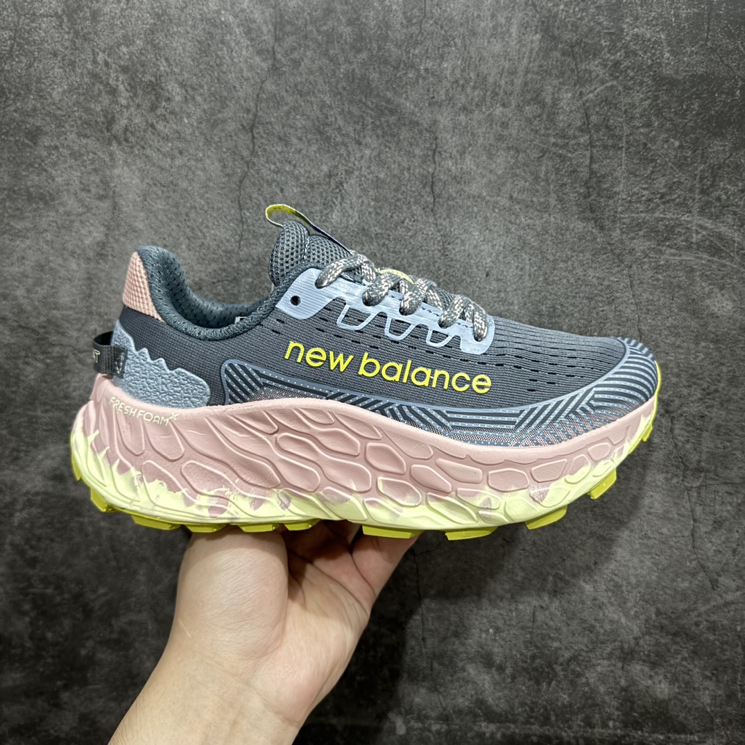 【公司级】New Balance NB Fresh Foam X More Trail SE 新百伦NB 系列超轻量化低帮休闲运动慢跑鞋n采用超轻透气3D针织网眼材料结构鞋面及打印Logo细节 中底嵌入FuelCell轻量化技术组合 网面鞋面设计 运动清爽透气 赤足感受 撞色设计细节控的惊喜 精细看得见 FUEL CELL避震中底 通过将液态氮快速填充进泡棉的方式 打造出具有高弹、轻质、 持久的中底货号：MTMORCC3 尺码：36 37 38 39.5 40 40.5 41.5 42 42.5 43 44 45 编码：WE230250-鞋库