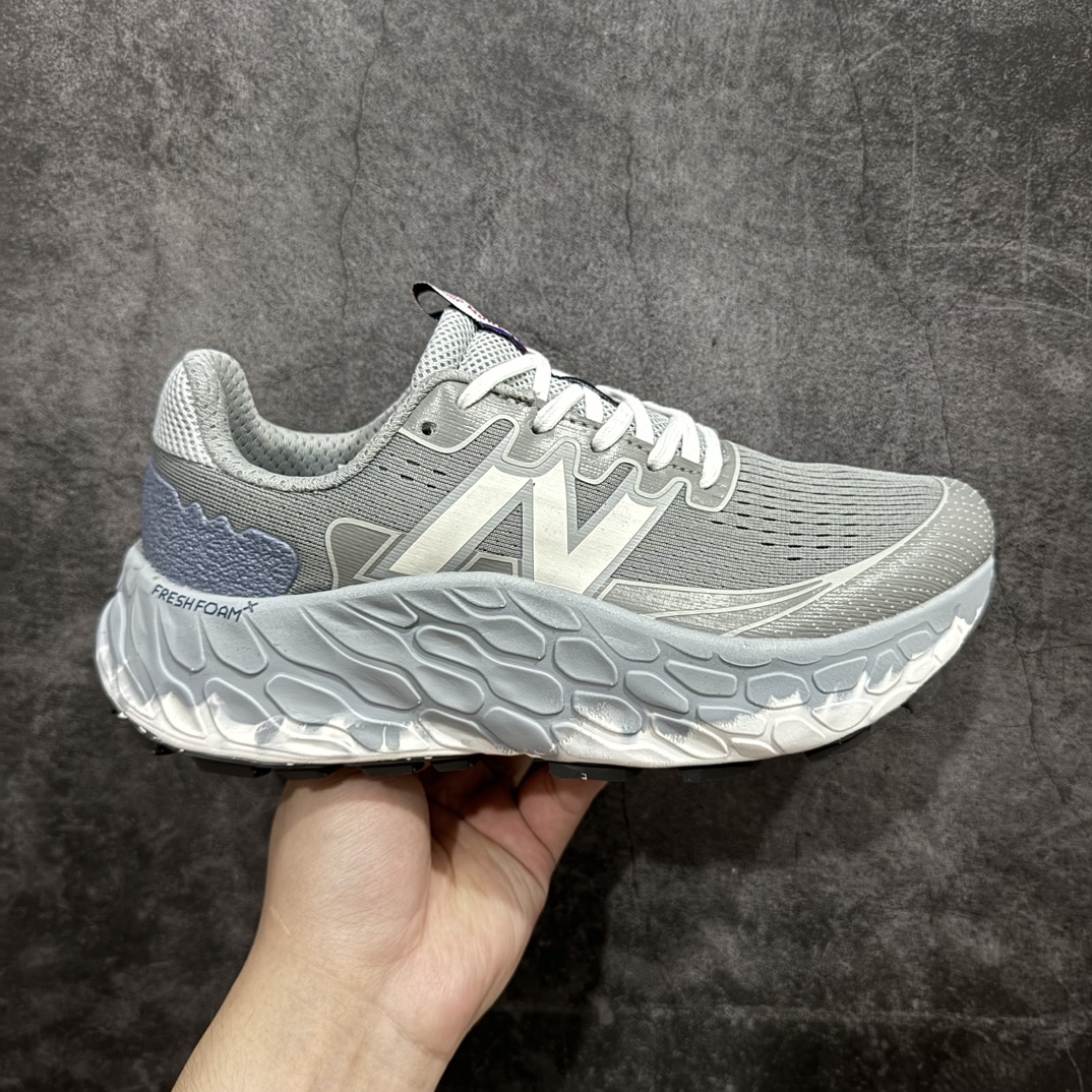 【公司级】New Balance NB Fresh Foam X More Trail SE 新百伦NB 系列超轻量化低帮休闲运动慢跑鞋n采用超轻透气3D针织网眼材料结构鞋面及打印Logo细节 中底嵌入FuelCell轻量化技术组合 网面鞋面设计 运动清爽透气 赤足感受 撞色设计细节控的惊喜 精细看得见 FUEL CELL避震中底 通过将液态氮快速填充进泡棉的方式 打造出具有高弹、轻质、 持久的中底货号：MTMORNM1 尺码：36 37 38 39.5 40 40.5 41.5 42 42.5 43 44 45 编码：WE230250-鞋库