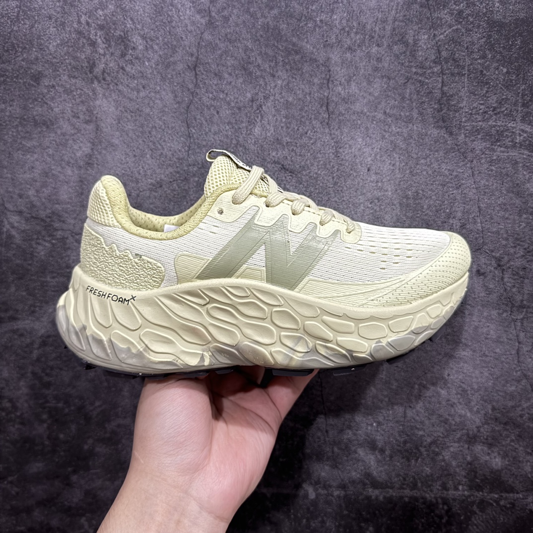 【公司级】New Balance NB Fresh Foam X More Trail SE 新百伦NB 系列超轻量化低帮休闲运动慢跑鞋n采用超轻透气3D针织网眼材料结构鞋面及打印Logo细节 中底嵌入FuelCell轻量化技术组合 网面鞋面设计 运动清爽透气 赤足感受 撞色设计细节控的惊喜 精细看得见 FUEL CELL避震中底 通过将液态氮快速填充进泡棉的方式 打造出具有高弹、轻质、 持久的中底货号：MTMORNGR 尺码：36 37 38 39.5 40 40.5 41.5 42 42.5 43 44 45 编码：WE230250-鞋库