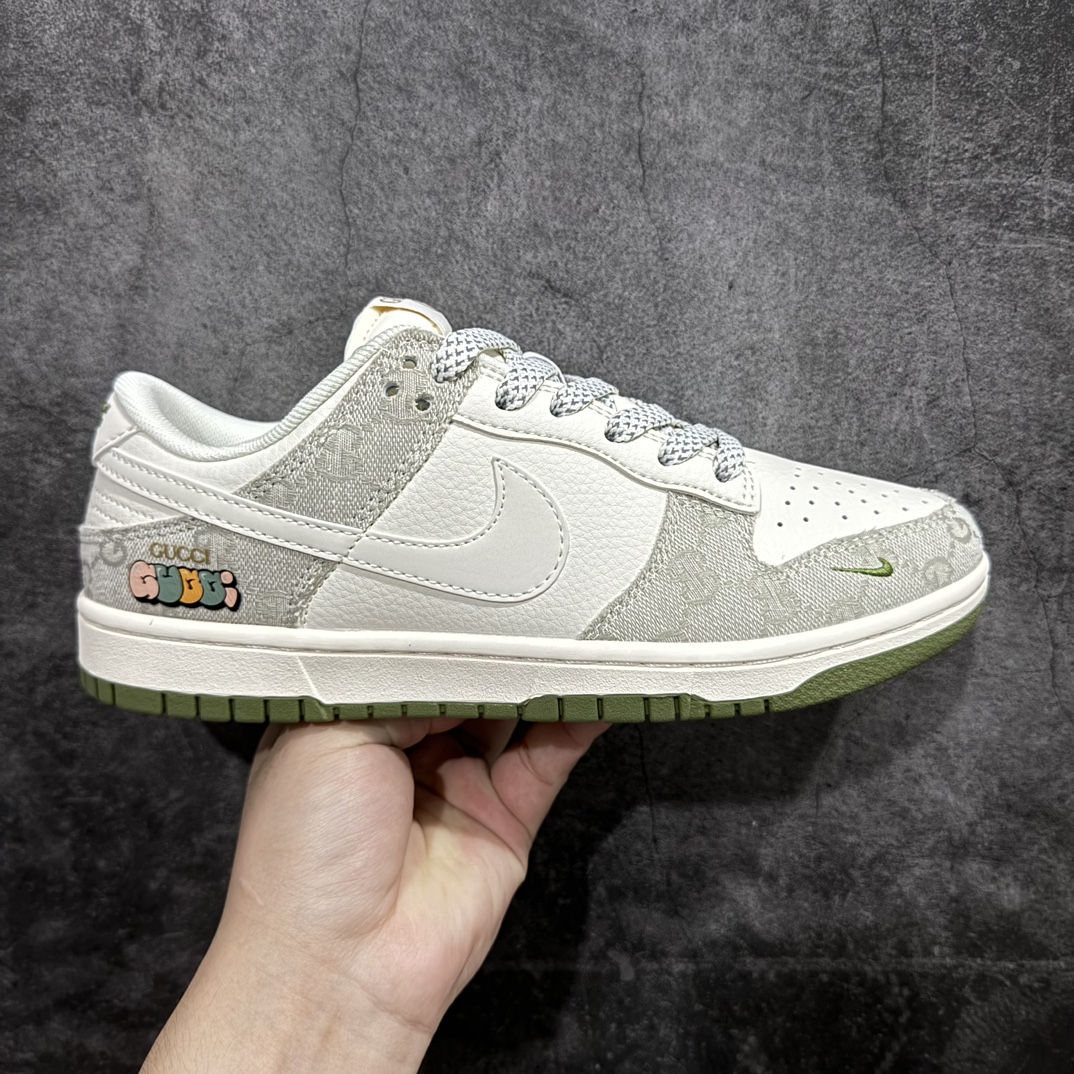 【定制版】Nk SB Dunk Low 古驰联名-烟灰绿底 周年高端定制 低帮休闲板鞋 XX2025-389rn#定制鞋盒 大厂纯原品质出货 超高清洁度 皮料切割干净无任何毛边 细节完美 r 尺码：36 36.5 37.5 38 38.5 39 40 40.5 41 42 42.5 43 44 44.5 45 编码：HXS320340-鞋库