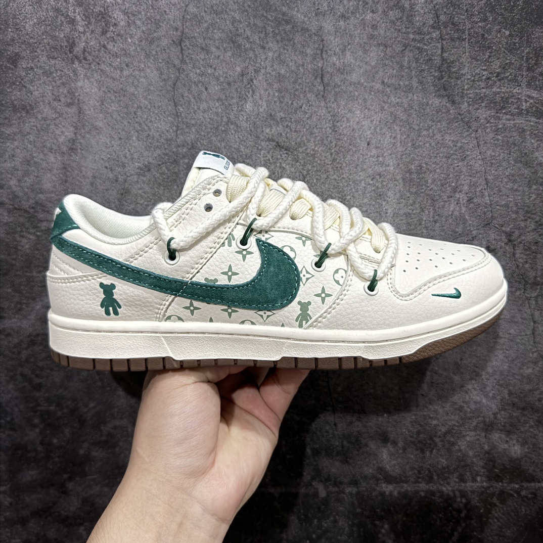 【定制版】Nk SB Dunk Low 暴力熊系列-绑带米黄绿勾 周年高端定制 低帮休闲板鞋 SJ2068-292rn#定制鞋盒 大厂纯原品质出货 超高清洁度 皮料切割干净无任何毛边 细节完美 r 尺码：36 36.5 37.5 38 38.5 39 40 40.5 41 42 42.5 43 44 44.5 45 编码：HXS340360-鞋库