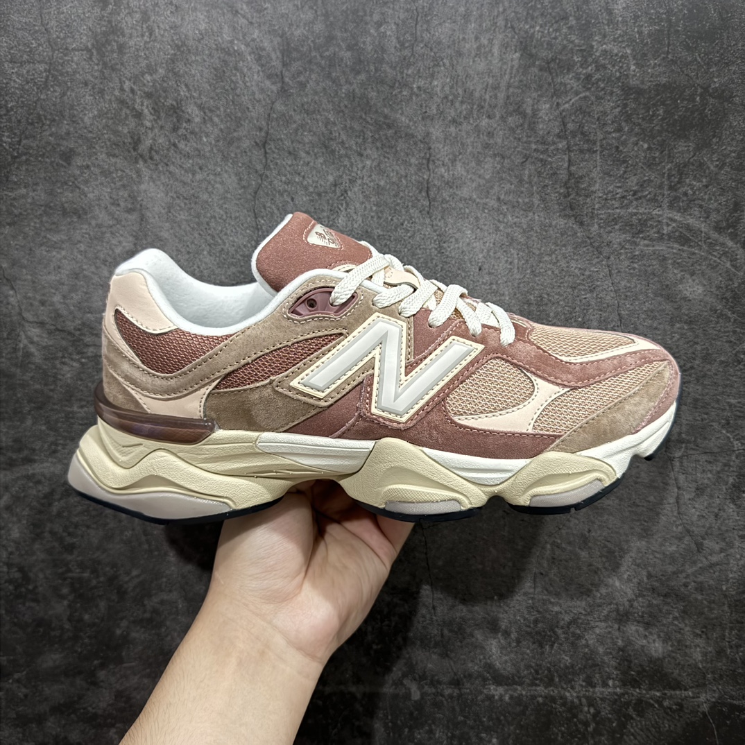 【纯原版】 New Balance NB9060 联名款 复古休闲运动慢跑鞋 红豆色 U9060EEHn 全套原楦原纸板原厂数据开发 进口三明治网面 原装进口翻毛皮料正确绒感卡色 正确中底拉帮中底网布细节 原厂标裁 带紫光防伪 定制后跟透明水晶模块 冲裁组合 大底贴合程度胶水上色把控完美 整洁度挑战全网艺术家 多道序QC把关品质完善 匠心打造 耗时两个月开发完成 工艺极其复杂难度可想而知 新开独立私模大底 全网唯一正确六层组合大底 高端零售专供产物Size：36 37 37.5 38 38.5 39 40 40.5 41 42 42.5 43 44 45 46.5 编码：JP270300-鞋库