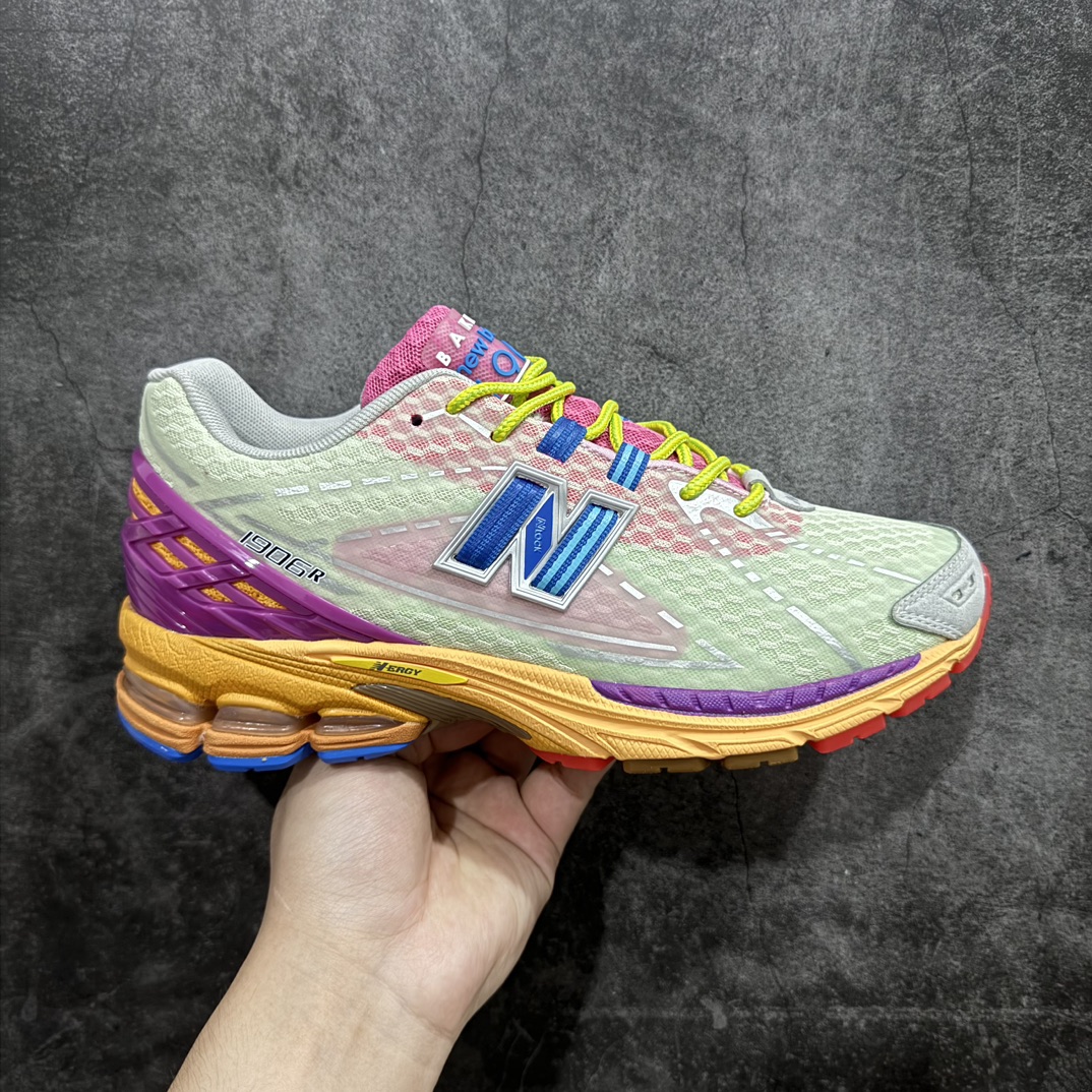 【纯原版】NB新百伦New Balance M1906R  M1906RKL 系列复古老爹风休闲运动慢跑鞋采用轻质牛剖革拼接透气网眼衬垫织物鞋面材质#T-Beam大底提供足步弓支撑，保持步态稳定#后跟搭载外露缓震胶 鞋身整体以各种深浅不一的灰色覆盖，鞋头以淡蓝色调装饰，网眼衬垫通过不规律的色块实现做旧的美感，泛黄的鞋底更是进一步增添了复古气息。 尺码：36 37 37.5 38 38.5 39.5 40 40.5 41.5 42 42.5 43 44 45 46.5 编码：JP260280-鞋库