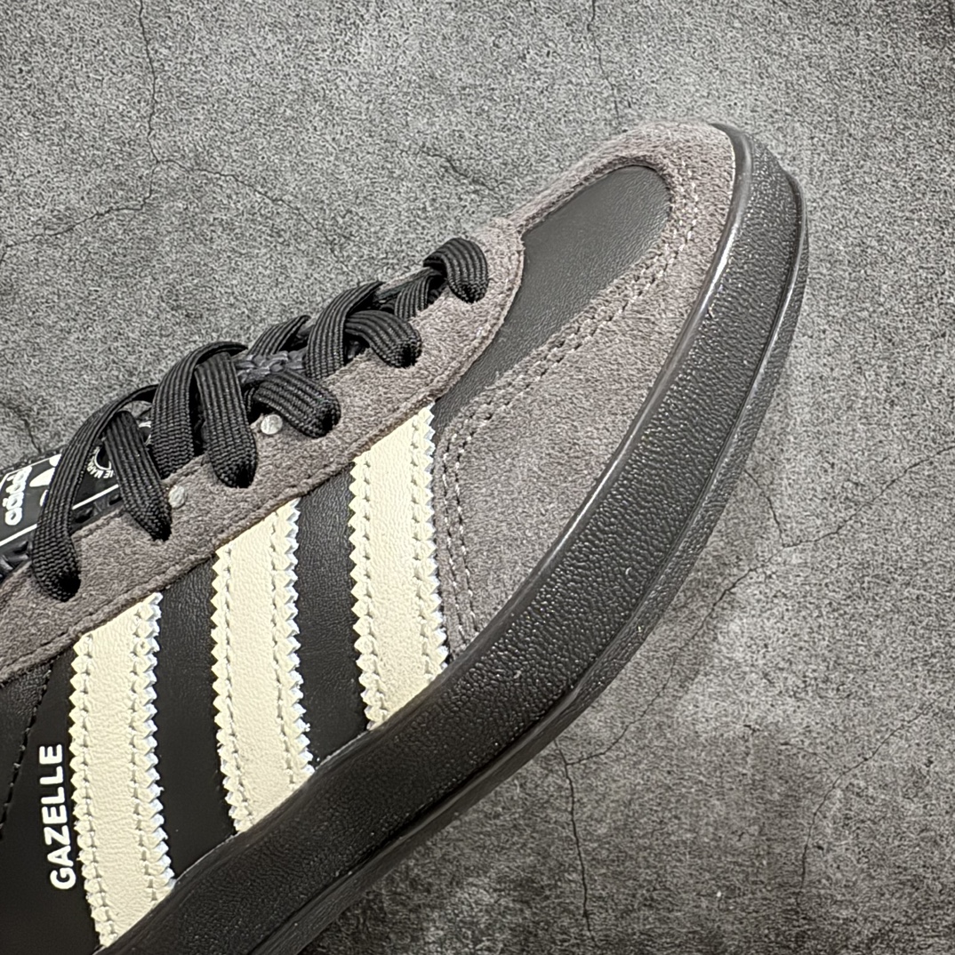 图片[6]-【纳帕软皮纯原版】AD Original Gazelle Indoor Trainers 瞪羚室内鞋系列低帮复古百搭休闲运动德训风板鞋 棕白绿IH0374nn外贸高端零售特供批次 最大开发至47.5n原厂定制长毛翻毛皮组合环保纤维革鞋面材质内置环保海玻璃鞋垫 外置RB橡胶大底产品品控稳定性领先行业原厂全套原楦原纸板冲刀磨具开发 原厂皮料加持原厂港宝加持定型后跟R度完美 将复古进行到底简约流畅 三十年不变经典 这款Gazelle运动鞋 无论面料、配色、质感或设计 都只在重现其1991年原款的经典 皮革鞋面 撞色三条纹和鞋跟标的设计 力求呈现90年代的经典复古风潮 Samba火热的同时 也带动了其它的复古鞋型 Gazelle便是其中一只 Gazelle Indoor拥有包边更宽的T字型鞋头 更好的保护运动员的前掌 浓浓的复古氛围感 非常适合现在流行的Cleanfit风格  尺码：35-47 编码：JP240260-鞋库