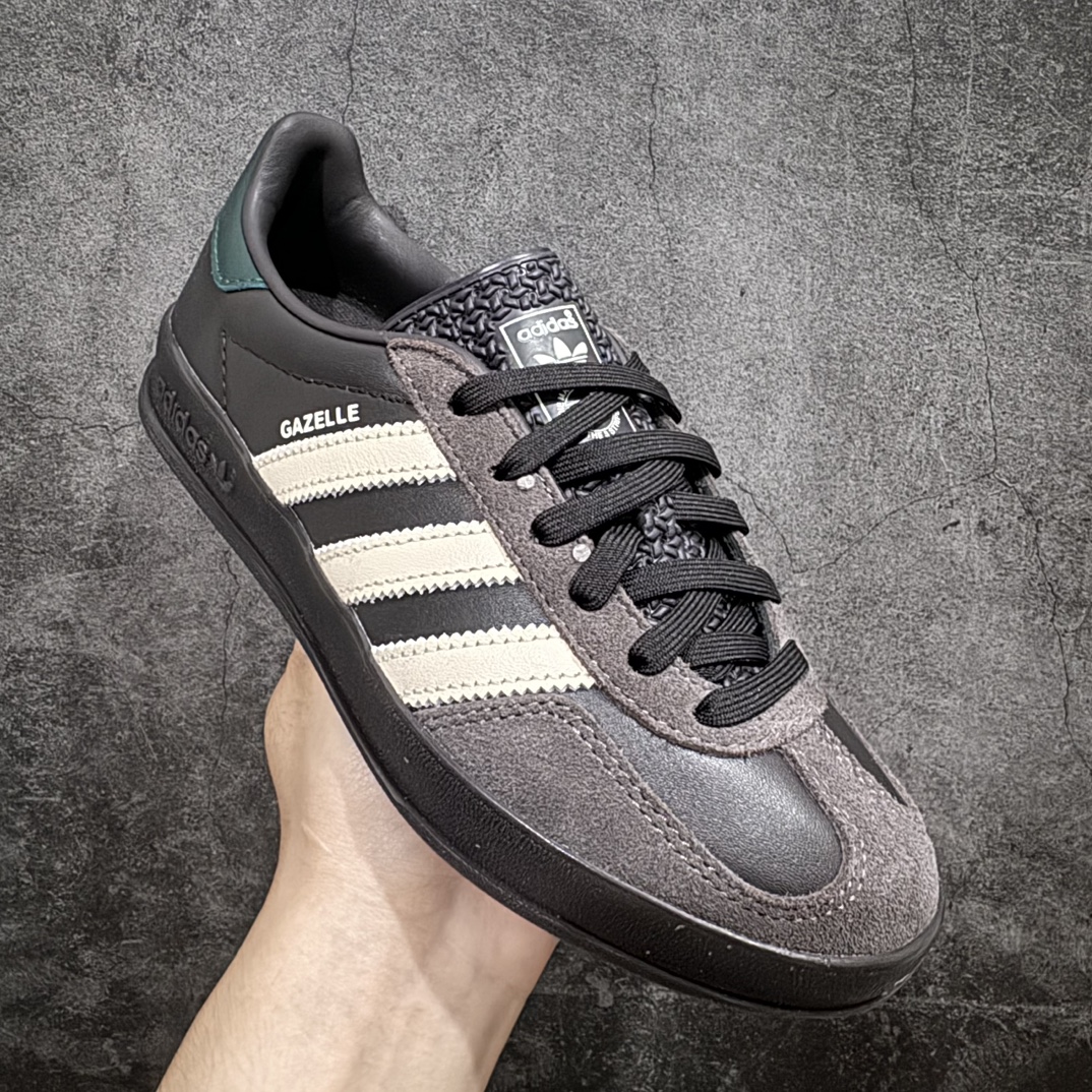 图片[3]-【纳帕软皮纯原版】AD Original Gazelle Indoor Trainers 瞪羚室内鞋系列低帮复古百搭休闲运动德训风板鞋 棕白绿IH0374nn外贸高端零售特供批次 最大开发至47.5n原厂定制长毛翻毛皮组合环保纤维革鞋面材质内置环保海玻璃鞋垫 外置RB橡胶大底产品品控稳定性领先行业原厂全套原楦原纸板冲刀磨具开发 原厂皮料加持原厂港宝加持定型后跟R度完美 将复古进行到底简约流畅 三十年不变经典 这款Gazelle运动鞋 无论面料、配色、质感或设计 都只在重现其1991年原款的经典 皮革鞋面 撞色三条纹和鞋跟标的设计 力求呈现90年代的经典复古风潮 Samba火热的同时 也带动了其它的复古鞋型 Gazelle便是其中一只 Gazelle Indoor拥有包边更宽的T字型鞋头 更好的保护运动员的前掌 浓浓的复古氛围感 非常适合现在流行的Cleanfit风格  尺码：35-47 编码：JP240260-鞋库