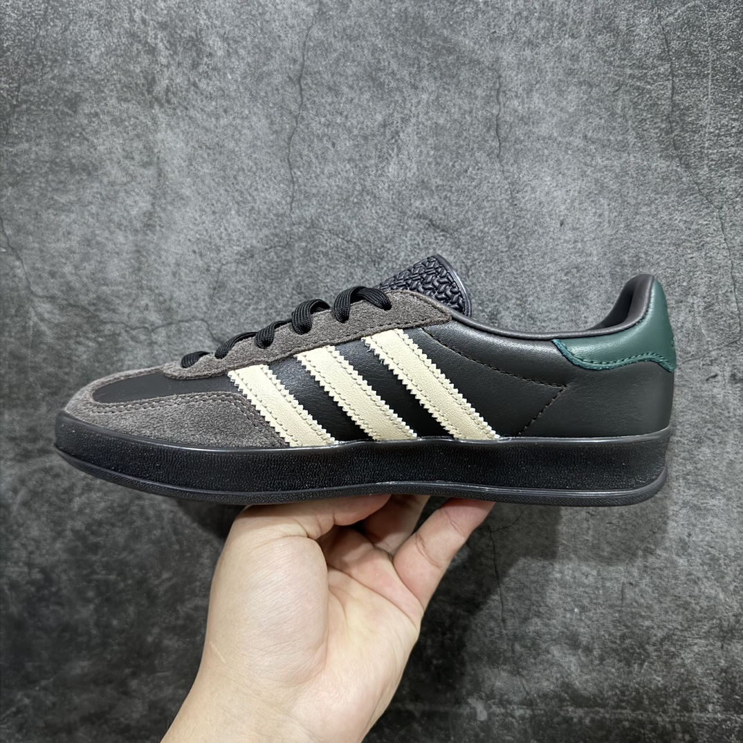 图片[2]-【纳帕软皮纯原版】AD Original Gazelle Indoor Trainers 瞪羚室内鞋系列低帮复古百搭休闲运动德训风板鞋 棕白绿IH0374nn外贸高端零售特供批次 最大开发至47.5n原厂定制长毛翻毛皮组合环保纤维革鞋面材质内置环保海玻璃鞋垫 外置RB橡胶大底产品品控稳定性领先行业原厂全套原楦原纸板冲刀磨具开发 原厂皮料加持原厂港宝加持定型后跟R度完美 将复古进行到底简约流畅 三十年不变经典 这款Gazelle运动鞋 无论面料、配色、质感或设计 都只在重现其1991年原款的经典 皮革鞋面 撞色三条纹和鞋跟标的设计 力求呈现90年代的经典复古风潮 Samba火热的同时 也带动了其它的复古鞋型 Gazelle便是其中一只 Gazelle Indoor拥有包边更宽的T字型鞋头 更好的保护运动员的前掌 浓浓的复古氛围感 非常适合现在流行的Cleanfit风格  尺码：35-47 编码：JP240260-鞋库