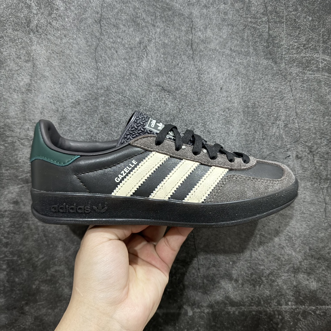 【纳帕软皮纯原版】AD Original Gazelle Indoor Trainers 瞪羚室内鞋系列低帮复古百搭休闲运动德训风板鞋 棕白绿IH0374nn外贸高端零售特供批次 最大开发至47.5n原厂定制长毛翻毛皮组合环保纤维革鞋面材质内置环保海玻璃鞋垫 外置RB橡胶大底产品品控稳定性领先行业原厂全套原楦原纸板冲刀磨具开发 原厂皮料加持原厂港宝加持定型后跟R度完美 将复古进行到底简约流畅 三十年不变经典 这款Gazelle运动鞋 无论面料、配色、质感或设计 都只在重现其1991年原款的经典 皮革鞋面 撞色三条纹和鞋跟标的设计 力求呈现90年代的经典复古风潮 Samba火热的同时 也带动了其它的复古鞋型 Gazelle便是其中一只 Gazelle Indoor拥有包边更宽的T字型鞋头 更好的保护运动员的前掌 浓浓的复古氛围感 非常适合现在流行的Cleanfit风格  尺码：35-47 编码：JP240260-鞋库