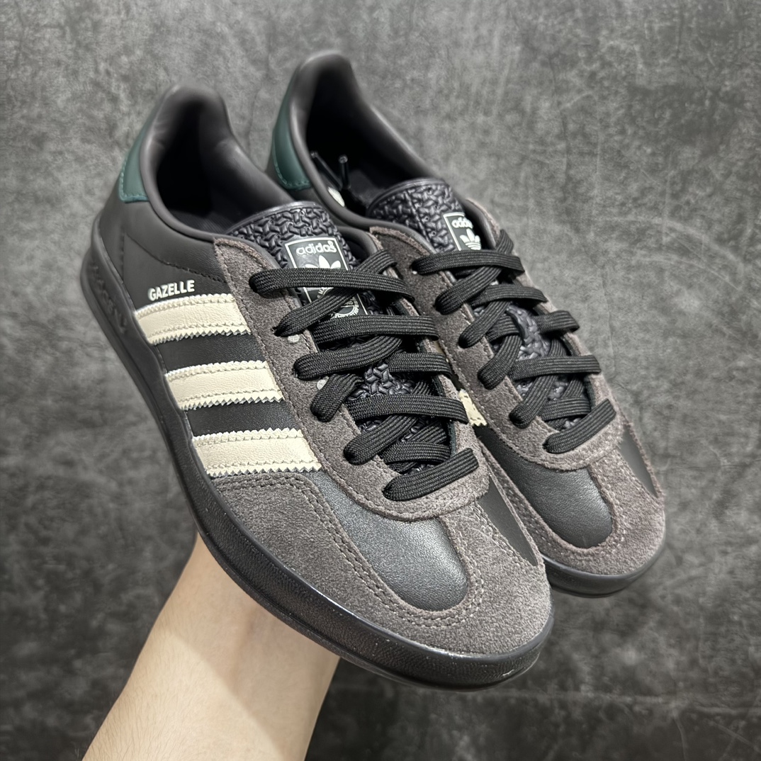 【纳帕软皮纯原版】AD Original Gazelle Indoor Trainers 瞪羚室内鞋系列低帮复古百搭休闲运动德训风板鞋 棕白绿IH0374nn外贸高端零售特供批次 最大开发至47.5n原厂定制长毛翻毛皮组合环保纤维革鞋面材质内置环保海玻璃鞋垫 外置RB橡胶大底产品品控稳定性领先行业原厂全套原楦原纸板冲刀磨具开发 原厂皮料加持原厂港宝加持定型后跟R度完美 将复古进行到底简约流畅 三十年不变经典 这款Gazelle运动鞋 无论面料、配色、质感或设计 都只在重现其1991年原款的经典 皮革鞋面 撞色三条纹和鞋跟标的设计 力求呈现90年代的经典复古风潮 Samba火热的同时 也带动了其它的复古鞋型 Gazelle便是其中一只 Gazelle Indoor拥有包边更宽的T字型鞋头 更好的保护运动员的前掌 浓浓的复古氛围感 非常适合现在流行的Cleanfit风格  尺码：35-47 编码：JP240260-鞋库