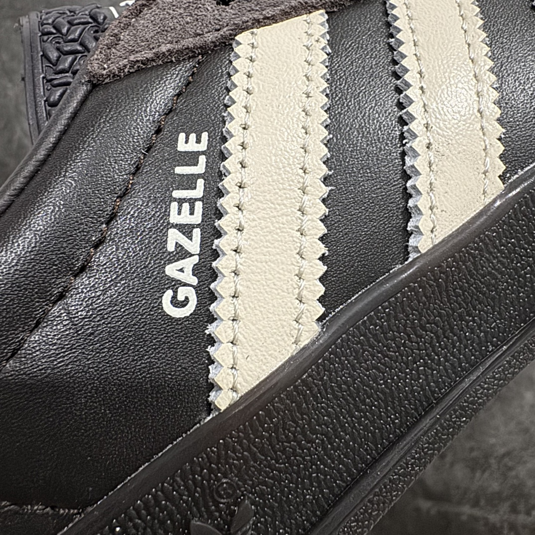 图片[3]-【纳帕软皮纯原版】AD Original Gazelle Indoor Trainers 瞪羚室内鞋系列低帮复古百搭休闲运动德训风板鞋 棕白绿IH0374nn外贸高端零售特供批次 最大开发至47.5n原厂定制长毛翻毛皮组合环保纤维革鞋面材质内置环保海玻璃鞋垫 外置RB橡胶大底产品品控稳定性领先行业原厂全套原楦原纸板冲刀磨具开发 原厂皮料加持原厂港宝加持定型后跟R度完美 将复古进行到底简约流畅 三十年不变经典 这款Gazelle运动鞋 无论面料、配色、质感或设计 都只在重现其1991年原款的经典 皮革鞋面 撞色三条纹和鞋跟标的设计 力求呈现90年代的经典复古风潮 Samba火热的同时 也带动了其它的复古鞋型 Gazelle便是其中一只 Gazelle Indoor拥有包边更宽的T字型鞋头 更好的保护运动员的前掌 浓浓的复古氛围感 非常适合现在流行的Cleanfit风格  尺码：35-47 编码：JP240260-鞋库