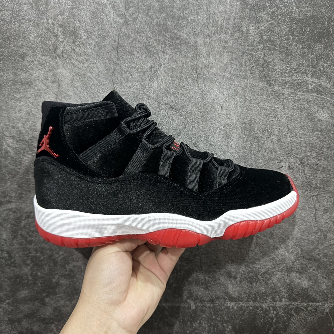 【外贸纯原】耐克Nike Air Jordan 11 Retro\”Bred Velvet \”AJ11代迈克尔·乔丹高帮运动文化篮球鞋“黑红公牛丝绒”DB5457-061n男女鞋真标半码制n升级原楦原纸版数据开发版型n采用丝绒面料鞋面材质n搭载原厂碳纤维缓震中 还原ZP细节n原厂流水成型工艺n厂级拉帮注胶效果❗️ 尺码：36 36.5 37.5 38 38.5 39 40.5 41 42 42.5 43 44 44.5 45 46 47.5 编码：X10380420-鞋库