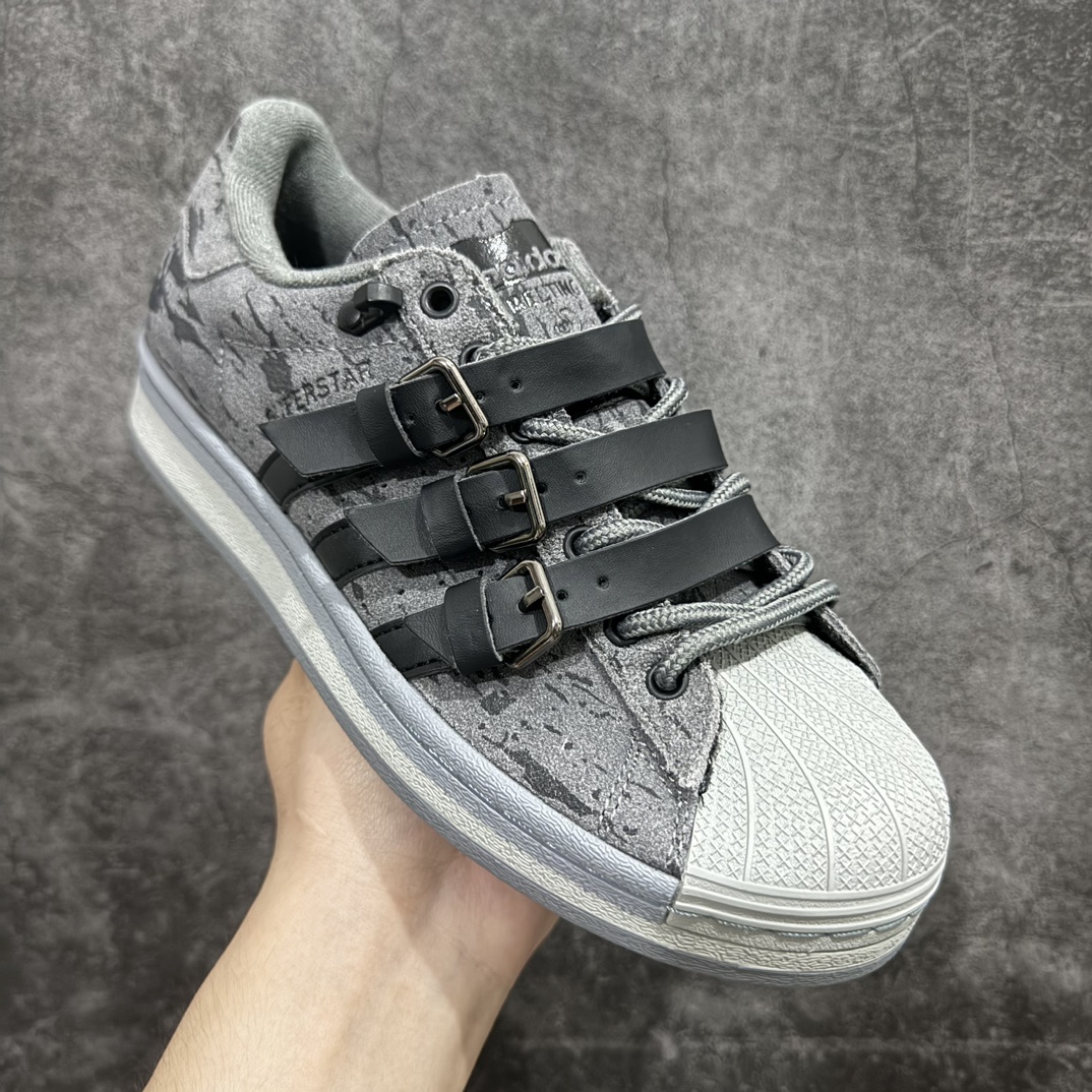 图片[3]-【公司级】melting sadness x adidas originals SUPERSTAR\”Karoro Hole\” 皮革绒面革 潮流贝壳头 防滑耐磨軽便低帮板鞋男女同款nMelting Sadness 携手 adidas originals 带来 FW22 \”KAROROHOLE”全新合作系列。此系列的灵感来自于一次对“乌托邦”世界的超现实畅享。故事起源于 Melting Sadness Park 世界丛林中的一个兔子洞。在这个神奇的兔子洞中，各种奇妙事件都被记录在岩石上。此番合作，Meling Sadness 与 adidas originals 通过色彩的碰撞和层次肌理的表现，采用趣味方式对各种超现实岩画进行考古探索和差异化呈现。货号：HO6345 尺码：36 36.5 37 38 38.5 39 40 40.5 41 42 42.5 43 44 44.5 45 编码：YX230350-鞋库