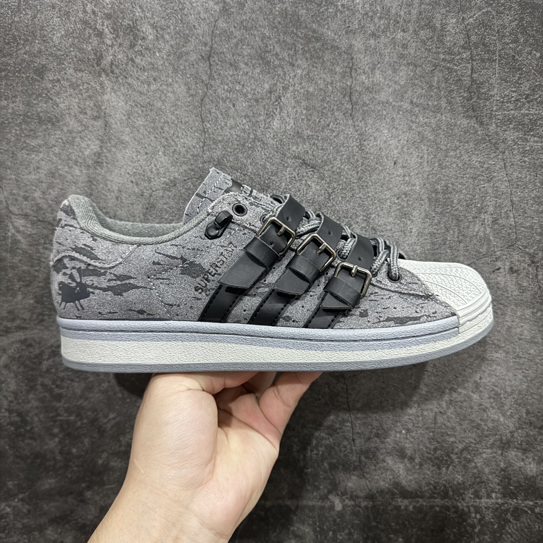 【公司级】melting sadness x adidas originals SUPERSTAR\”Karoro Hole\” 皮革绒面革 潮流贝壳头 防滑耐磨軽便低帮板鞋男女同款nMelting Sadness 携手 adidas originals 带来 FW22 \”KAROROHOLE”全新合作系列。此系列的灵感来自于一次对“乌托邦”世界的超现实畅享。故事起源于 Melting Sadness Park 世界丛林中的一个兔子洞。在这个神奇的兔子洞中，各种奇妙事件都被记录在岩石上。此番合作，Meling Sadness 与 adidas originals 通过色彩的碰撞和层次肌理的表现，采用趣味方式对各种超现实岩画进行考古探索和差异化呈现。货号：HO6345 尺码：36 36.5 37 38 38.5 39 40 40.5 41 42 42.5 43 44 44.5 45 编码：YX230350-鞋库