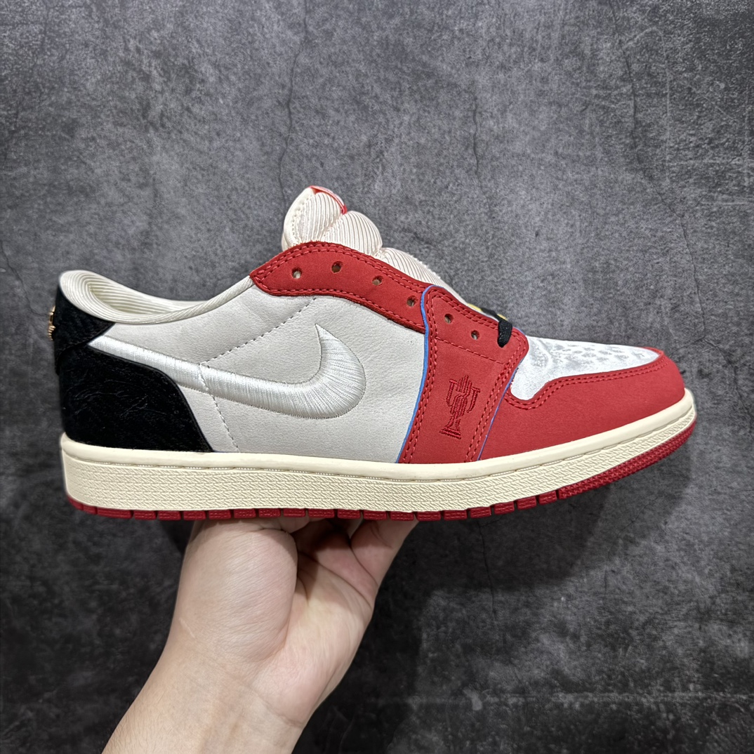 【纯原LW版本】Trophy Room x Air Jordan 1 Low \”Home\” 白红 限定款n超限量联名单品 采用丝绸布组合皮革鞋面材质 鞋垫嵌入缓震EVA物料 鞋舌海绵填充 正确开发金属飞翼 缜密的中底拉帮工艺 外置耐磨橡胶隔色大底 细节完美 区别市面版本货号： HV6157-100  尺码：40-47.5 编码：X10410430-鞋库