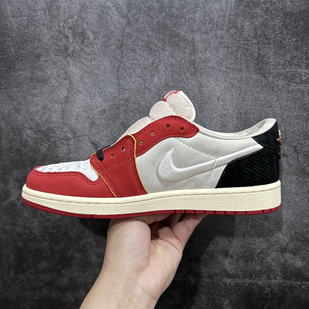 图片[2]-【纯原LW版本】Trophy Room x Air Jordan 1 Low \”Home\” 白红 限定款n超限量联名单品 采用丝绸布组合皮革鞋面材质 鞋垫嵌入缓震EVA物料 鞋舌海绵填充 正确开发金属飞翼 缜密的中底拉帮工艺 外置耐磨橡胶隔色大底 细节完美 区别市面版本货号： HV6157-100  尺码：40-47.5 编码：X10410430-鞋库