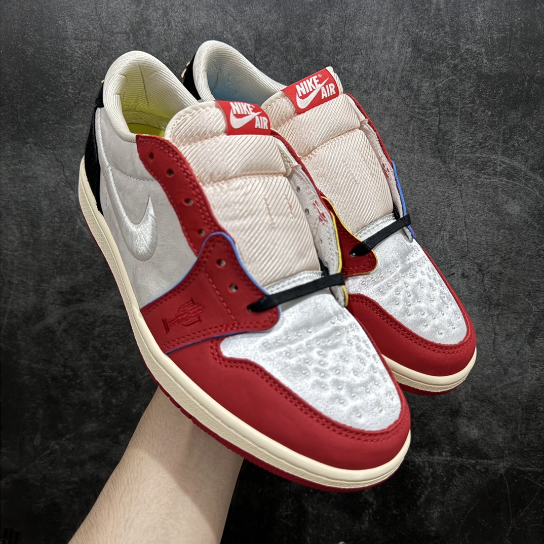 【纯原LW版本】Trophy Room x Air Jordan 1 Low \”Home\” 白红 限定款n超限量联名单品 采用丝绸布组合皮革鞋面材质 鞋垫嵌入缓震EVA物料 鞋舌海绵填充 正确开发金属飞翼 缜密的中底拉帮工艺 外置耐磨橡胶隔色大底 细节完美 区别市面版本货号： HV6157-100  尺码：40-47.5 编码：X10410430-鞋库