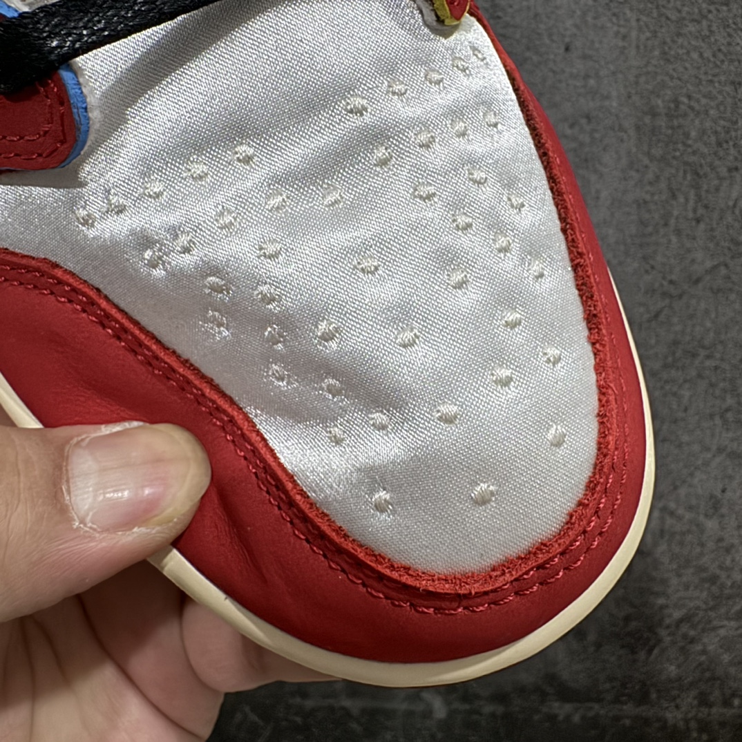 图片[6]-【纯原LW版本】Trophy Room x Air Jordan 1 Low \”Home\” 白红 限定款n超限量联名单品 采用丝绸布组合皮革鞋面材质 鞋垫嵌入缓震EVA物料 鞋舌海绵填充 正确开发金属飞翼 缜密的中底拉帮工艺 外置耐磨橡胶隔色大底 细节完美 区别市面版本货号： HV6157-100  尺码：40-47.5 编码：X10410430-鞋库