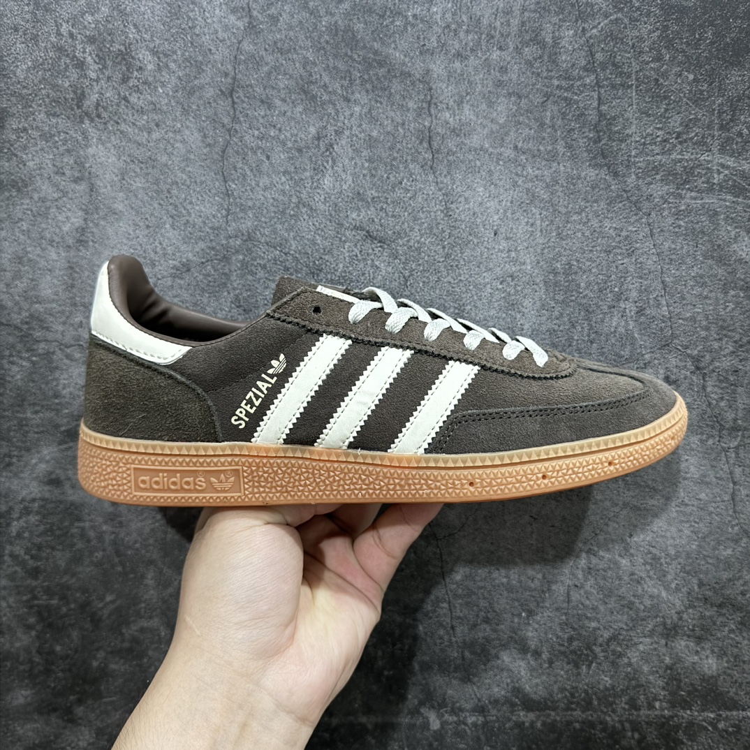 【神版】Adidas Handball Spezial  阿迪达斯经典款反毛皮复古休闲板鞋 棕白生胶 IE5897n原厂原档案开发出品 皮料切割干净无任何毛边鞋型细节完美 超高清洁度 市场最高版本  尺码：35.5 36 36.5 37 38 38.5 39 40 40.5 41 42 42.5 43 44 44.5 45 编码：DZ210240-鞋库