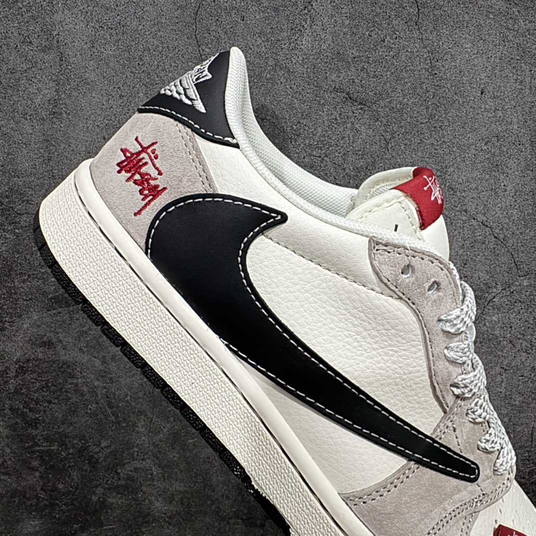 图片[7]-【定制版】Travis Scott x Fragment Design x Air Jordan 1 Low OG SP AJ1 乔1 斯图西联名-浅咖啡黑勾 低帮文化休闲板鞋 SJ2068-131rn#多方联名合作融合了Travis Scott 独特的音乐风格，藤原浩个性的设计风格以及Jordan品牌的经典元素 使其成为一双具有独特身份和价值的鞋子 清新而立体的外观加上联名标识更突出了其独特身份 这种配色方案显示出活力和时尚感 在视觉上引人注目  鞋身的质感和细腻的细节处理使其显得高端而格调十足  这款“倒钩”联名是设计与创意完美结合  融合多方的个性风格是一款备受瞩目的潮流鞋款r 尺码：36 36.5 37.5 38 38.5 39 40 40.5 41 42 42.5 43 44 44.5 45  编码：HXS320340-鞋库