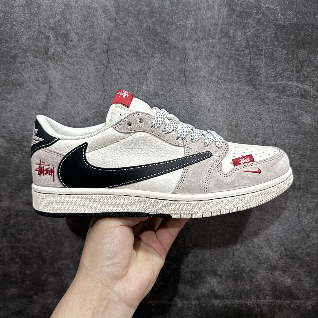 【定制版】Travis Scott x Fragment Design x Air Jordan 1 Low OG SP AJ1 乔1 斯图西联名-浅咖啡黑勾 低帮文化休闲板鞋 SJ2068-131rn#多方联名合作融合了Travis Scott 独特的音乐风格，藤原浩个性的设计风格以及Jordan品牌的经典元素 使其成为一双具有独特身份和价值的鞋子 清新而立体的外观加上联名标识更突出了其独特身份 这种配色方案显示出活力和时尚感 在视觉上引人注目  鞋身的质感和细腻的细节处理使其显得高端而格调十足  这款“倒钩”联名是设计与创意完美结合  融合多方的个性风格是一款备受瞩目的潮流鞋款r 尺码：36 36.5 37.5 38 38.5 39 40 40.5 41 42 42.5 43 44 44.5 45  编码：HXS320340-鞋库