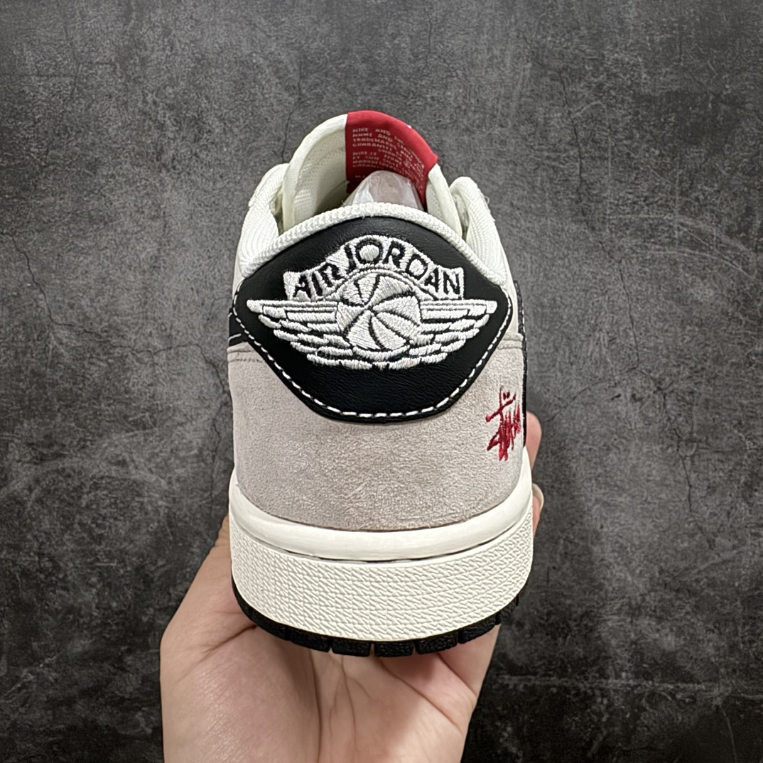 图片[4]-【定制版】Travis Scott x Fragment Design x Air Jordan 1 Low OG SP AJ1 乔1 斯图西联名-浅咖啡黑勾 低帮文化休闲板鞋 SJ2068-131rn#多方联名合作融合了Travis Scott 独特的音乐风格，藤原浩个性的设计风格以及Jordan品牌的经典元素 使其成为一双具有独特身份和价值的鞋子 清新而立体的外观加上联名标识更突出了其独特身份 这种配色方案显示出活力和时尚感 在视觉上引人注目  鞋身的质感和细腻的细节处理使其显得高端而格调十足  这款“倒钩”联名是设计与创意完美结合  融合多方的个性风格是一款备受瞩目的潮流鞋款r 尺码：36 36.5 37.5 38 38.5 39 40 40.5 41 42 42.5 43 44 44.5 45  编码：HXS320340-鞋库