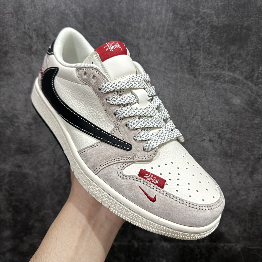 图片[3]-【定制版】Travis Scott x Fragment Design x Air Jordan 1 Low OG SP AJ1 乔1 斯图西联名-浅咖啡黑勾 低帮文化休闲板鞋 SJ2068-131rn#多方联名合作融合了Travis Scott 独特的音乐风格，藤原浩个性的设计风格以及Jordan品牌的经典元素 使其成为一双具有独特身份和价值的鞋子 清新而立体的外观加上联名标识更突出了其独特身份 这种配色方案显示出活力和时尚感 在视觉上引人注目  鞋身的质感和细腻的细节处理使其显得高端而格调十足  这款“倒钩”联名是设计与创意完美结合  融合多方的个性风格是一款备受瞩目的潮流鞋款r 尺码：36 36.5 37.5 38 38.5 39 40 40.5 41 42 42.5 43 44 44.5 45  编码：HXS320340-鞋库