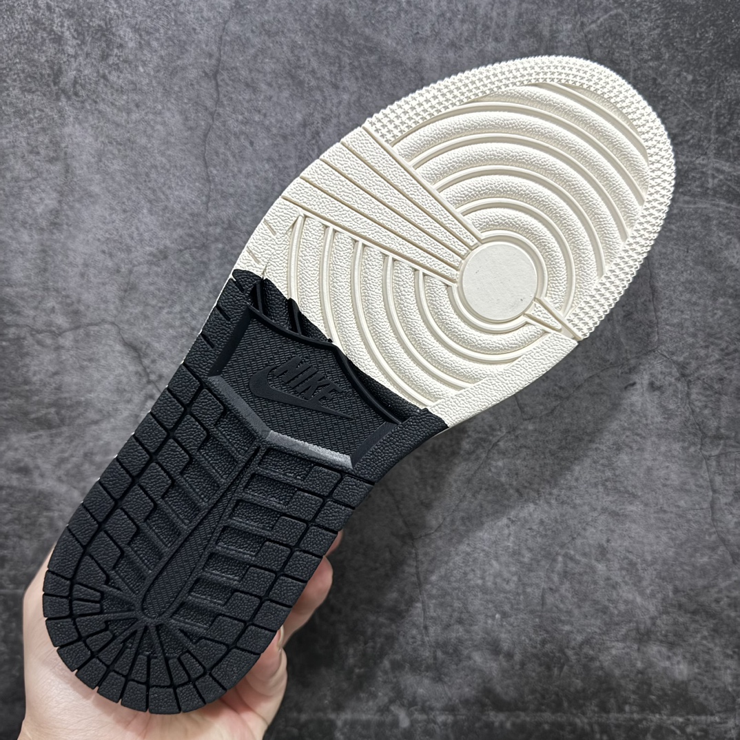 图片[9]-【定制版】Travis Scott x Fragment Design x Air Jordan 1 Low OG SP AJ1 乔1 斯图西联名-浅咖啡黑勾 低帮文化休闲板鞋 SJ2068-131rn#多方联名合作融合了Travis Scott 独特的音乐风格，藤原浩个性的设计风格以及Jordan品牌的经典元素 使其成为一双具有独特身份和价值的鞋子 清新而立体的外观加上联名标识更突出了其独特身份 这种配色方案显示出活力和时尚感 在视觉上引人注目  鞋身的质感和细腻的细节处理使其显得高端而格调十足  这款“倒钩”联名是设计与创意完美结合  融合多方的个性风格是一款备受瞩目的潮流鞋款r 尺码：36 36.5 37.5 38 38.5 39 40 40.5 41 42 42.5 43 44 44.5 45  编码：HXS320340-鞋库