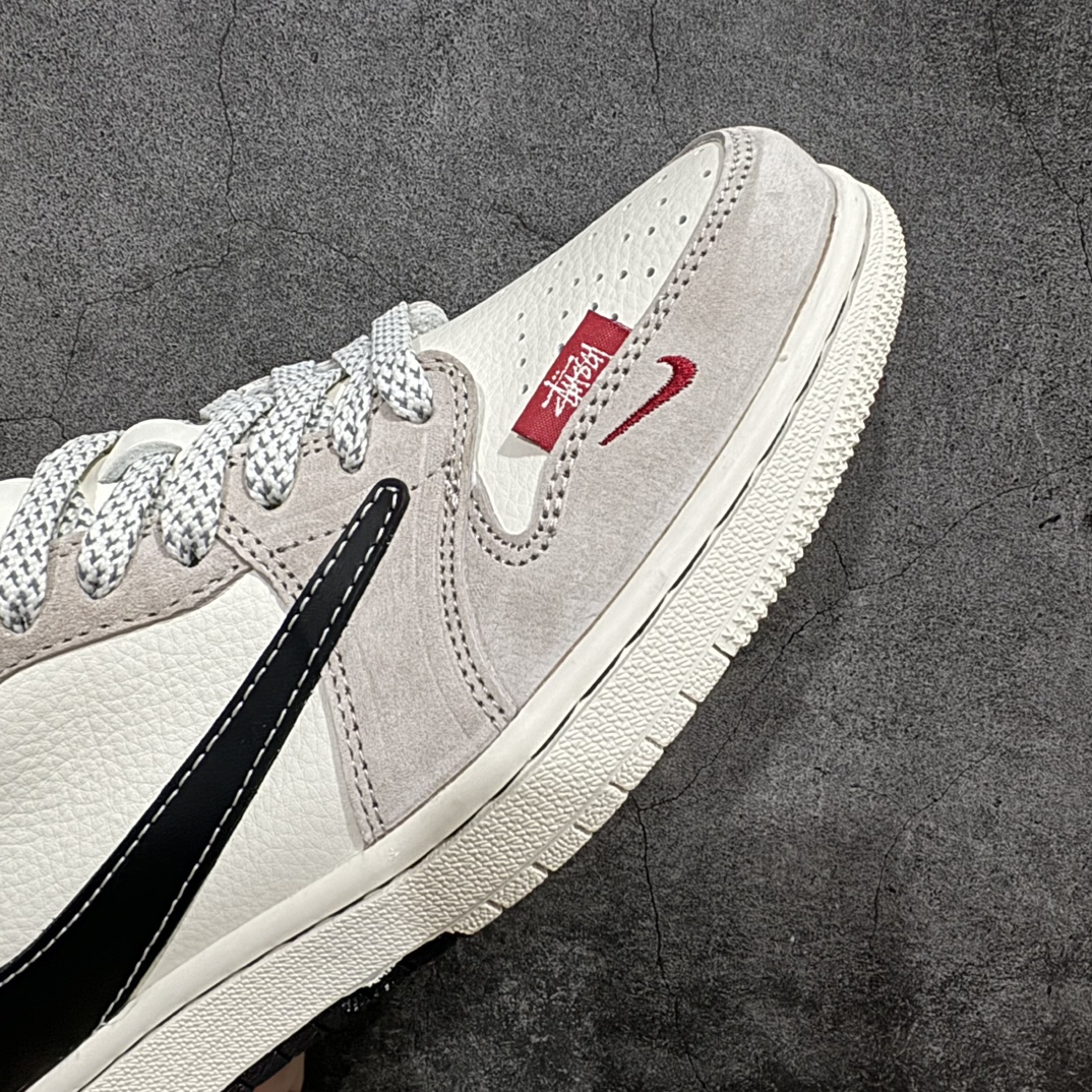 图片[6]-【定制版】Travis Scott x Fragment Design x Air Jordan 1 Low OG SP AJ1 乔1 斯图西联名-浅咖啡黑勾 低帮文化休闲板鞋 SJ2068-131rn#多方联名合作融合了Travis Scott 独特的音乐风格，藤原浩个性的设计风格以及Jordan品牌的经典元素 使其成为一双具有独特身份和价值的鞋子 清新而立体的外观加上联名标识更突出了其独特身份 这种配色方案显示出活力和时尚感 在视觉上引人注目  鞋身的质感和细腻的细节处理使其显得高端而格调十足  这款“倒钩”联名是设计与创意完美结合  融合多方的个性风格是一款备受瞩目的潮流鞋款r 尺码：36 36.5 37.5 38 38.5 39 40 40.5 41 42 42.5 43 44 44.5 45  编码：HXS320340-鞋库