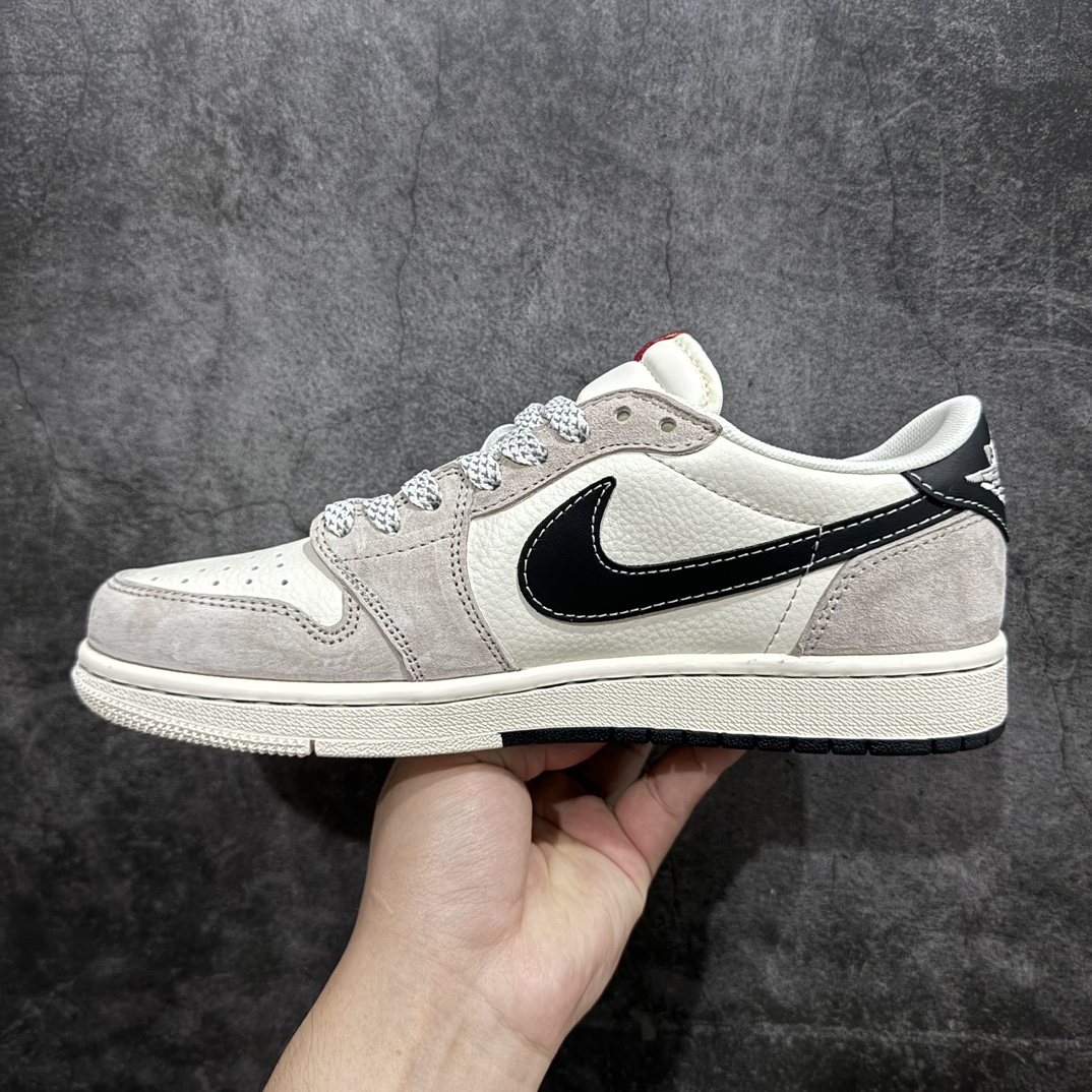 图片[2]-【定制版】Travis Scott x Fragment Design x Air Jordan 1 Low OG SP AJ1 乔1 斯图西联名-浅咖啡黑勾 低帮文化休闲板鞋 SJ2068-131rn#多方联名合作融合了Travis Scott 独特的音乐风格，藤原浩个性的设计风格以及Jordan品牌的经典元素 使其成为一双具有独特身份和价值的鞋子 清新而立体的外观加上联名标识更突出了其独特身份 这种配色方案显示出活力和时尚感 在视觉上引人注目  鞋身的质感和细腻的细节处理使其显得高端而格调十足  这款“倒钩”联名是设计与创意完美结合  融合多方的个性风格是一款备受瞩目的潮流鞋款r 尺码：36 36.5 37.5 38 38.5 39 40 40.5 41 42 42.5 43 44 44.5 45  编码：HXS320340-鞋库