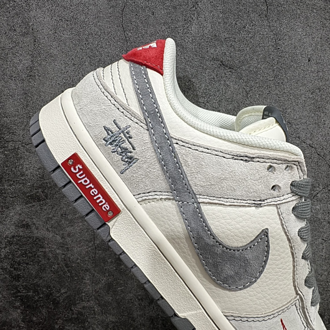 图片[7]-【定制版】Nk SB Dunk Low 斯图西联名-刺绣灰勾 周年高端定制 低帮休闲板鞋 MM1089-033rn#定制鞋盒 大厂纯原品质出货 超高清洁度 皮料切割干净无任何毛边 细节完美 r 尺码：36 36.5 37.5 38 38.5 39 40 40.5 41 42 42.5 43 44 44.5 45 编码：HXS320340-鞋库