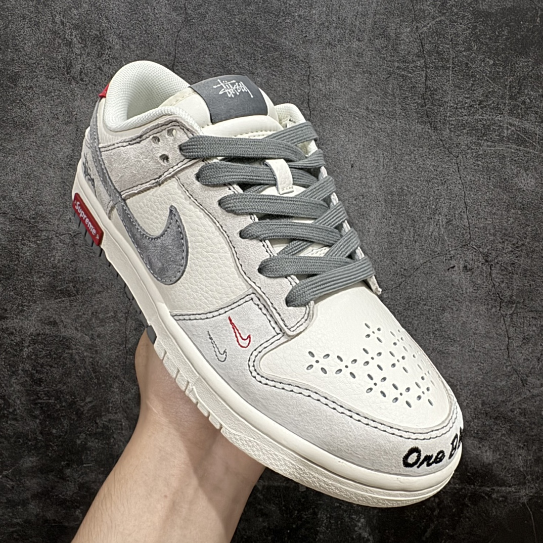 图片[3]-【定制版】Nk SB Dunk Low 斯图西联名-刺绣灰勾 周年高端定制 低帮休闲板鞋 MM1089-033rn#定制鞋盒 大厂纯原品质出货 超高清洁度 皮料切割干净无任何毛边 细节完美 r 尺码：36 36.5 37.5 38 38.5 39 40 40.5 41 42 42.5 43 44 44.5 45 编码：HXS320340-鞋库