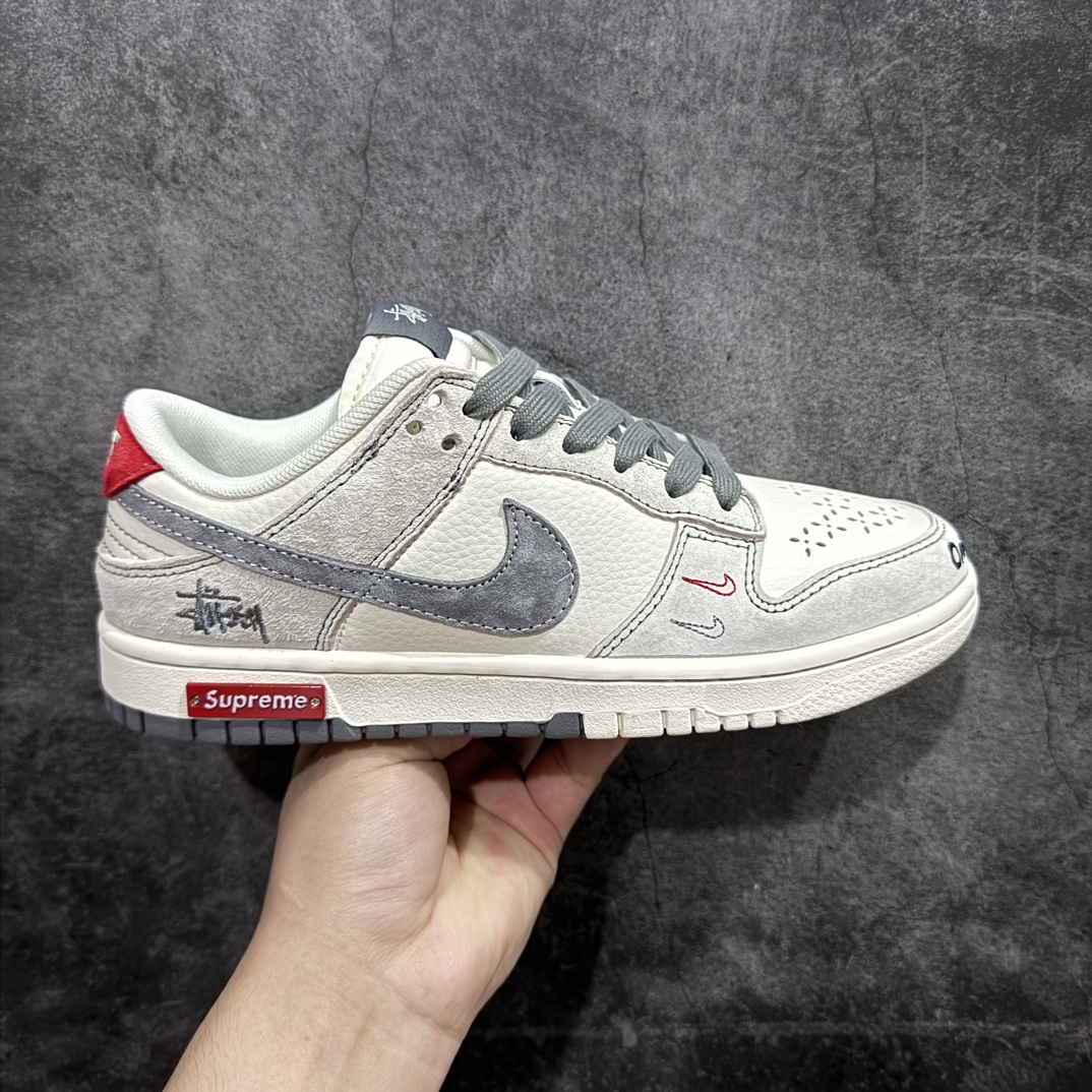 【定制版】Nk SB Dunk Low 斯图西联名-刺绣灰勾 周年高端定制 低帮休闲板鞋 MM1089-033rn#定制鞋盒 大厂纯原品质出货 超高清洁度 皮料切割干净无任何毛边 细节完美 r 尺码：36 36.5 37.5 38 38.5 39 40 40.5 41 42 42.5 43 44 44.5 45 编码：HXS320340-鞋库