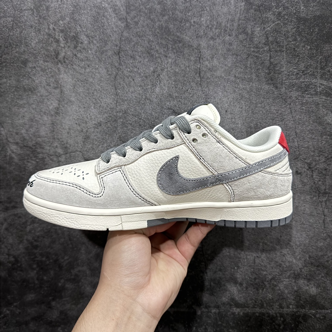 图片[2]-【定制版】Nk SB Dunk Low 斯图西联名-刺绣灰勾 周年高端定制 低帮休闲板鞋 MM1089-033rn#定制鞋盒 大厂纯原品质出货 超高清洁度 皮料切割干净无任何毛边 细节完美 r 尺码：36 36.5 37.5 38 38.5 39 40 40.5 41 42 42.5 43 44 44.5 45 编码：HXS320340-鞋库