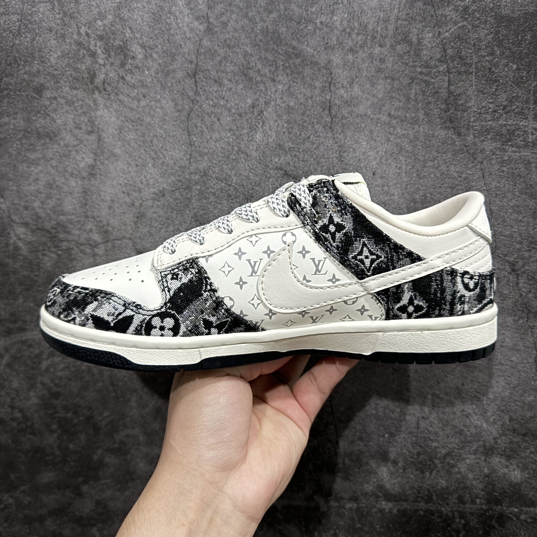 图片[2]-【定制版】Nk SB Dunk Low LV联名-白黑牛仔印花 3m反光 夜光效果 周年高端定制 低帮休闲板鞋 #高端定制鞋盒 大厂纯原品质出货 超高清洁度 皮料切割干净无任何毛边 细节完美货号：QF1568-141  尺码：36 36.5 37.5 38 38.5 39 40 40.5 41 42 42.5 43 44 44.5 45 编码；QF280300-鞋库