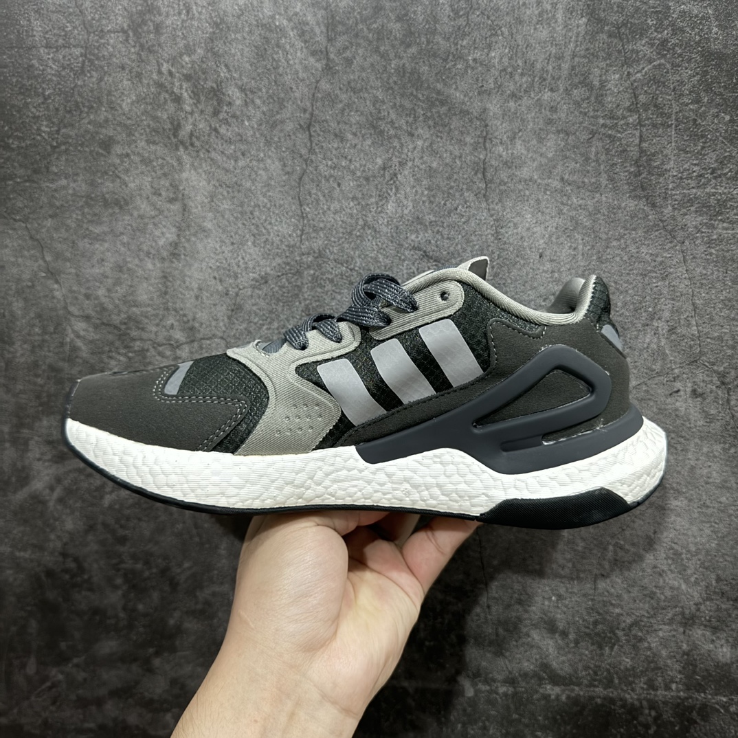 图片[2]-【特价福利】公司级AD Nite Jogger 2019 Boost 联名夜行者复古跑鞋 原厂材料 原厂大底 私家独模 网布搭配麂皮拼接打造鞋面 极具复古风格鞋头及鞋跟点缀3M反光设计极为亮眼中底采用全掌 Boost 科技 厚度相当可观 脚感极佳 尺码：36 36.5 37 38 38.5 39 40 40.5 41 42 42.5 43 44 44.5 45-选品中心