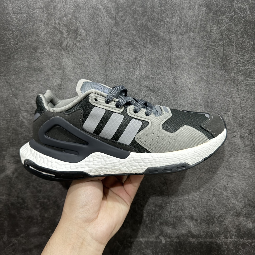 【特价福利】公司级AD Nite Jogger 2019 Boost 联名夜行者复古跑鞋 原厂材料 原厂大底 私家独模 网布搭配麂皮拼接打造鞋面 极具复古风格鞋头及鞋跟点缀3M反光设计极为亮眼中底采用全掌 Boost 科技 厚度相当可观 脚感极佳 尺码:36 36.5 37 38 38.5 39 40 40.5 41 42 42.5 43 44 44.5 45-选品中心