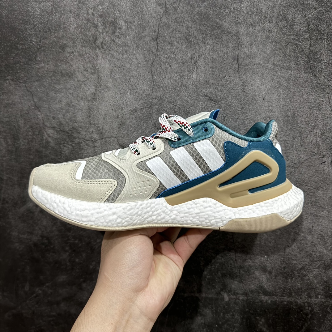 图片[2]-【特价福利】公司级AD Nite Jogger 2019 Boost 联名夜行者复古跑鞋 原厂材料 原厂大底 私家独模 网布搭配麂皮拼接打造鞋面 极具复古风格鞋头及鞋跟点缀3M反光设计极为亮眼中底采用全掌 Boost 科技 厚度相当可观 脚感极佳 尺码：36 36.5 37 38 38.5 39 40 40.5 41 42 42.5 43 44 44.5 45-选品中心