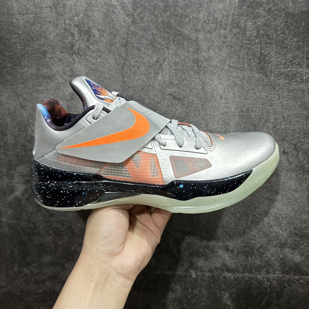 【灭世纯原版本】NK KD4 \”Galaxy\” 全明星黑银n灭世纯原 杜兰特4代 首发登场‼n巅峰复刻 革新升级 从里到外 挑战市场最强KD战靴！n✅增配后掌气垫➕抗扭片✅原版原楦 打造极致版型 包裹性能爆炸✅全新复刻卡色 材料➕工艺 同步官方 ✅实战性能炸裂💥 PK市场任意鞋款 货号：FD2635-001 尺码：39 40 40.5 41 42 42.5 43 44 44.5 45 46 47.5 编码：KJ350370-鞋库