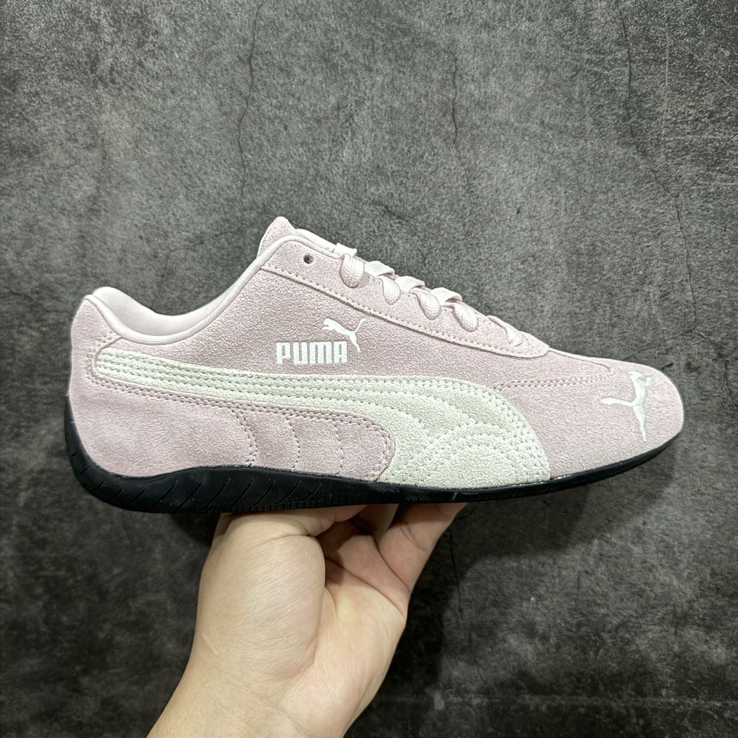 【渠道纯原版】Puma Speedcat OG Sparcon彪马罗马阿莫尔系列 复古运动休闲赛车跑鞋 红白nn目前市场最优版本n无论是版型 细节 烫金走线n完全碾压市场任意版本 欢迎对比🆚n工厂耗时3个月开发n原装档案原数据纸版楦型n采用固色翻毛皮鞋面材质(正确二次成型\’猛帮\’成型工艺🆚区别市面版本!!)n外置原数据开发轻量耐磨橡胶大底💪🏻nn全球知名运动品牌PUMA宝马赛车系列n融合了宝马车队的标志性配色n以趣味十足又前卫复古的设计引领潮流n将赛道精神融入街头时尚 开启前卫竞速之旅n主打前卫复古风 Roma鞋款的鞋侧以复古的流线造型缀以宝马经典Logo 巧妙吸睛n而Speedcat鞋款以亮眼三色条纹元素缀以舒适鞋面n赋予了独特的个性美学 演绎赛车的无尽能量 尺码：36-40 官方货号：398846 04 编码：NMGK250270-鞋库