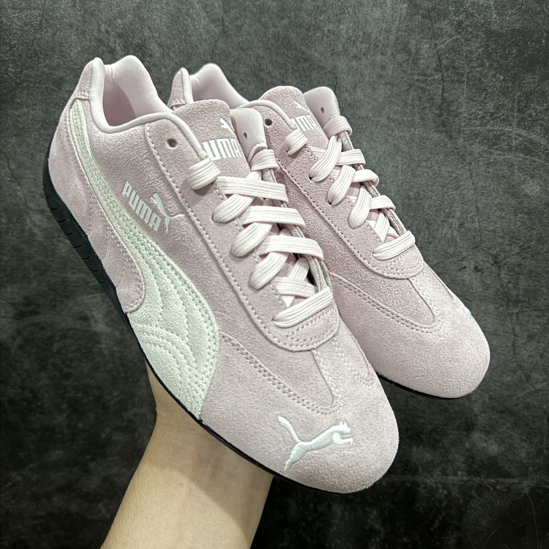 【渠道纯原版】Puma Speedcat OG Sparcon彪马罗马阿莫尔系列 复古运动休闲赛车跑鞋 红白nn目前市场最优版本n无论是版型 细节 烫金走线n完全碾压市场任意版本 欢迎对比🆚n工厂耗时3个月开发n原装档案原数据纸版楦型n采用固色翻毛皮鞋面材质(正确二次成型\’猛帮\’成型工艺🆚区别市面版本!!)n外置原数据开发轻量耐磨橡胶大底💪🏻nn全球知名运动品牌PUMA宝马赛车系列n融合了宝马车队的标志性配色n以趣味十足又前卫复古的设计引领潮流n将赛道精神融入街头时尚 开启前卫竞速之旅n主打前卫复古风 Roma鞋款的鞋侧以复古的流线造型缀以宝马经典Logo 巧妙吸睛n而Speedcat鞋款以亮眼三色条纹元素缀以舒适鞋面n赋予了独特的个性美学 演绎赛车的无尽能量 尺码：36-40 官方货号：398846 04 编码：NMGK250270-鞋库