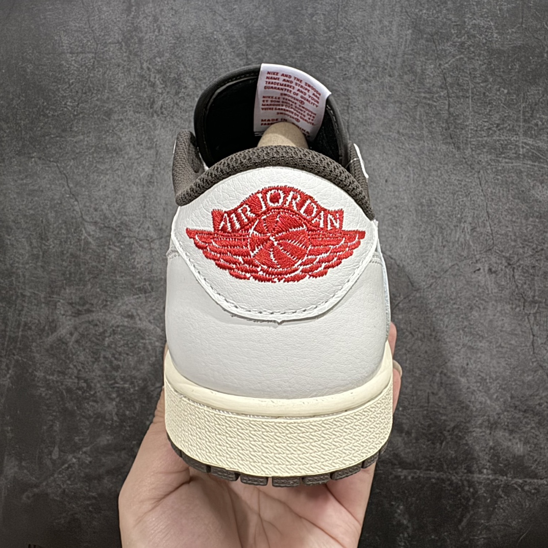 图片[4]-【全新巅峰DF2.0版】Air Jordan 1 x Travis ScottnAJ1 x TS联名白棕倒钩3.0  DM7866-162nnn全新批次出货 巅峰品质 天花板级别n细节改进版 实拍所见即所得 自行揣摩n此版在各大纯原阵营中 绝对是Top级别的存在‼️n实物过于完美 高端零售主推版本 关键价格也不杀猪💪🏻nn纯原第一梯队版本 细节均没毛病 品质自观实拍👇🏻n所有皮料均来自原厂 所有细节均多次校对n针车效果同步原鞋 刺绣拉到原厂定做n原楦原纸板开发 后跟弧度收口自然不对折极致一眼正品既视感 进口玻璃冲刀皮料裁剪零毛边承诺百分百一致原鞋 鞋面清洁度最高 QC检验标准 控制溢胶 鞋盒、防尘纸 配件鞋带 均采购来自原厂n 尺码：36-47.5 编码：AM370400-鞋库