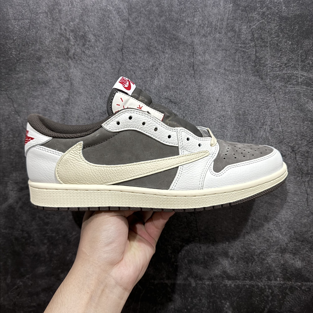 【全新巅峰DF2.0版】Air Jordan 1 x Travis ScottnAJ1 x TS联名白棕倒钩3.0  DM7866-162nnn全新批次出货 巅峰品质 天花板级别n细节改进版 实拍所见即所得 自行揣摩n此版在各大纯原阵营中 绝对是Top级别的存在‼️n实物过于完美 高端零售主推版本 关键价格也不杀猪💪🏻nn纯原第一梯队版本 细节均没毛病 品质自观实拍👇🏻n所有皮料均来自原厂 所有细节均多次校对n针车效果同步原鞋 刺绣拉到原厂定做n原楦原纸板开发 后跟弧度收口自然不对折极致一眼正品既视感 进口玻璃冲刀皮料裁剪零毛边承诺百分百一致原鞋 鞋面清洁度最高 QC检验标准 控制溢胶 鞋盒、防尘纸 配件鞋带 均采购来自原厂n 尺码：36-47.5 编码：AM370400-鞋库