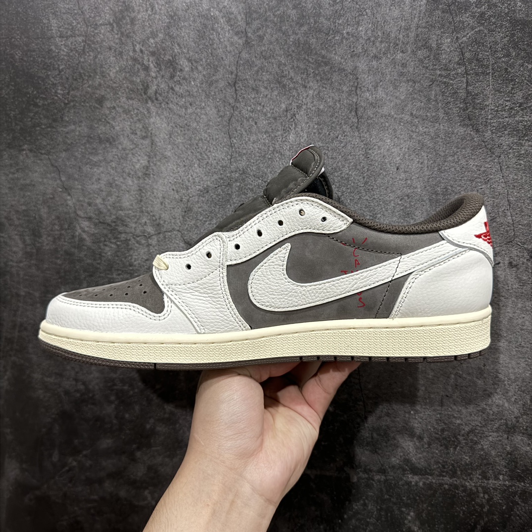 图片[2]-【全新巅峰DF2.0版】Air Jordan 1 x Travis ScottnAJ1 x TS联名白棕倒钩3.0  DM7866-162nnn全新批次出货 巅峰品质 天花板级别n细节改进版 实拍所见即所得 自行揣摩n此版在各大纯原阵营中 绝对是Top级别的存在‼️n实物过于完美 高端零售主推版本 关键价格也不杀猪💪🏻nn纯原第一梯队版本 细节均没毛病 品质自观实拍👇🏻n所有皮料均来自原厂 所有细节均多次校对n针车效果同步原鞋 刺绣拉到原厂定做n原楦原纸板开发 后跟弧度收口自然不对折极致一眼正品既视感 进口玻璃冲刀皮料裁剪零毛边承诺百分百一致原鞋 鞋面清洁度最高 QC检验标准 控制溢胶 鞋盒、防尘纸 配件鞋带 均采购来自原厂n 尺码：36-47.5 编码：AM370400-鞋库