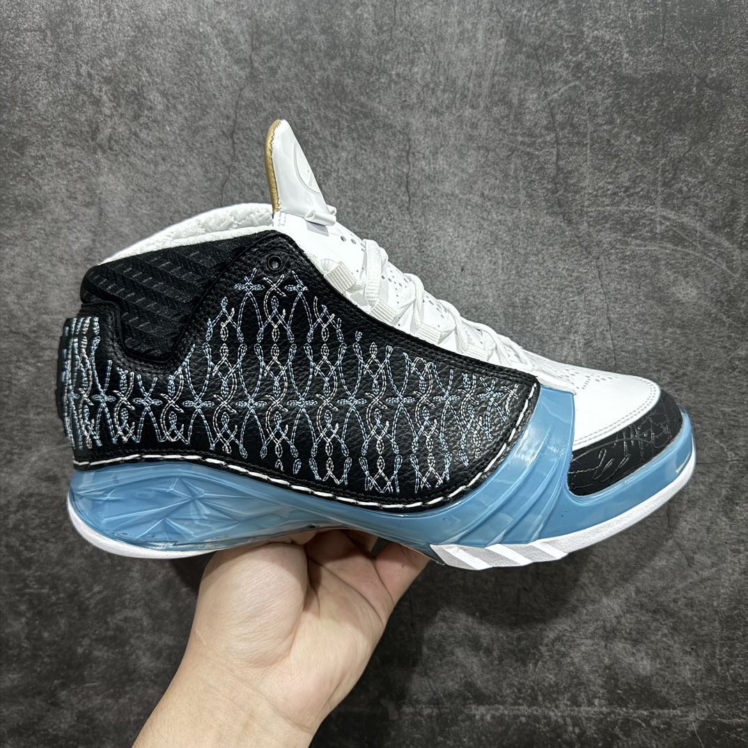 【外贸版】Air Jordan 23 UNC 高帮 黑白蓝 AJ23 乔丹23代 aj23 乔23 高邦 北卡蓝 乔丹篮球鞋系列n鞋身采用黑白红的配色方案，大面积的黑色皮革鞋身银色车线结合，带来奢华的质感以及震撼的视觉冲击，通过鞋身中部银色车线映出中底红色TPU包裹框架，加上鞋头延伸至鞋舌上白色斑点点缀，整体既吸睛又耐看；鞋舌上Jumpman Logo辅以雕刻呈现，鞋帮处采用编织织物，是整双鞋的亮点之一。 货号：318376-041 尺码：40 40.5 41 42 42.5 43 44 44.5 45 46 47.5  编码：XZ470500-鞋库