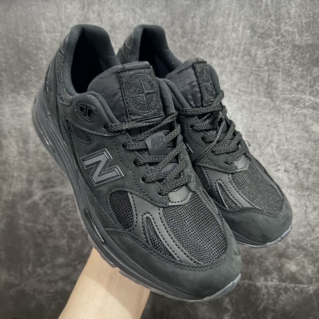 【总裁版本】STONE ISLAND x New Balance NB991V2 第一代总统复古慢跑鞋 石头岛联名 黑色 U991SK2n正确3M反光细节 原楦原纸版开发 正确6层组合底模精密开发 后跟透明TPU水晶装饰条稳固 沿用了引以为傲的跑鞋手工技艺 采用猪皮绒面并包裹局部透气网面的鞋身设计 菱网鞋舌上刻有New Balance USA 鞋面依旧身着经典的大热之灰 彰显了其高端的品质身份  尺码：36 37 37.5 38 38.5 39 40 40.5 41.5 42 42.5 43 44 45 46.5 编码：NM350370-鞋库