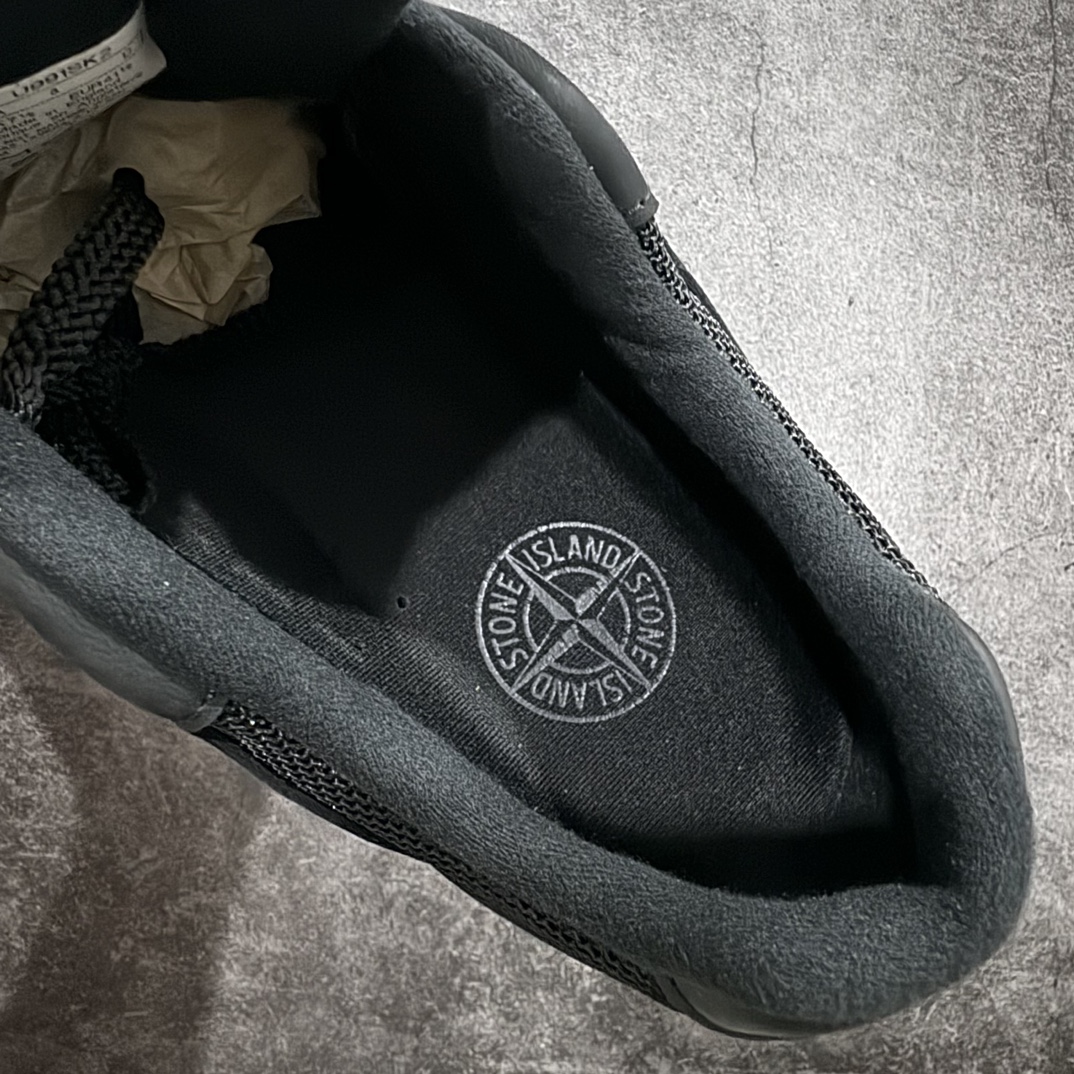 图片[9]-【总裁版本】STONE ISLAND x New Balance NB991V2 第一代总统复古慢跑鞋 石头岛联名 黑色 U991SK2n正确3M反光细节 原楦原纸版开发 正确6层组合底模精密开发 后跟透明TPU水晶装饰条稳固 沿用了引以为傲的跑鞋手工技艺 采用猪皮绒面并包裹局部透气网面的鞋身设计 菱网鞋舌上刻有New Balance USA 鞋面依旧身着经典的大热之灰 彰显了其高端的品质身份  尺码：36 37 37.5 38 38.5 39 40 40.5 41.5 42 42.5 43 44 45 46.5 编码：NM350370-鞋库