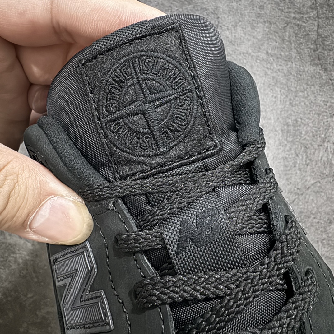 图片[7]-【总裁版本】STONE ISLAND x New Balance NB991V2 第一代总统复古慢跑鞋 石头岛联名 黑色 U991SK2n正确3M反光细节 原楦原纸版开发 正确6层组合底模精密开发 后跟透明TPU水晶装饰条稳固 沿用了引以为傲的跑鞋手工技艺 采用猪皮绒面并包裹局部透气网面的鞋身设计 菱网鞋舌上刻有New Balance USA 鞋面依旧身着经典的大热之灰 彰显了其高端的品质身份  尺码：36 37 37.5 38 38.5 39 40 40.5 41.5 42 42.5 43 44 45 46.5 编码：NM350370-鞋库