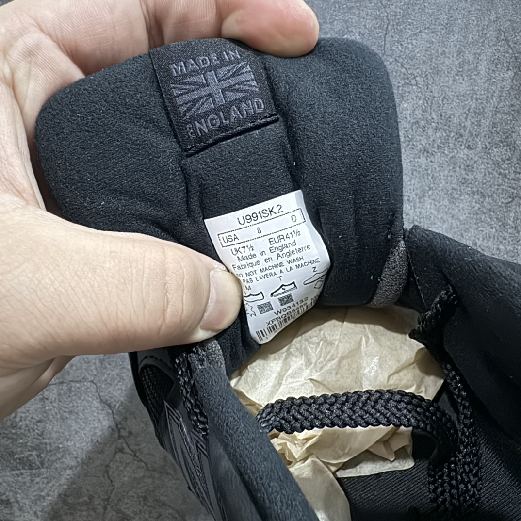 图片[8]-【总裁版本】STONE ISLAND x New Balance NB991V2 第一代总统复古慢跑鞋 石头岛联名 黑色 U991SK2n正确3M反光细节 原楦原纸版开发 正确6层组合底模精密开发 后跟透明TPU水晶装饰条稳固 沿用了引以为傲的跑鞋手工技艺 采用猪皮绒面并包裹局部透气网面的鞋身设计 菱网鞋舌上刻有New Balance USA 鞋面依旧身着经典的大热之灰 彰显了其高端的品质身份  尺码：36 37 37.5 38 38.5 39 40 40.5 41.5 42 42.5 43 44 45 46.5 编码：NM350370-鞋库