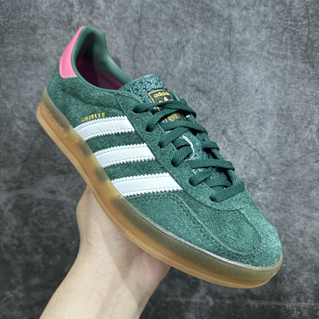 图片[3]-【纳帕软皮版】AD Original Gazelle Trainers 瞪羚室内鞋系列低帮复古百搭休闲运动德训风板鞋 IG5929n高端零售特供批次 原厂定制长毛翻毛皮组合环保纤维革鞋面材质 内置环保海玻璃鞋垫 外置RB橡胶大底 产品品控稳定性领先行业 原厂全套原楦原纸板冲刀磨具开发 原厂皮料加持 原厂港宝加持定型后跟R度完美 将复古进行到底 简约流畅 三十年不变经典 这款Gazelle运动鞋 无论面料、配色、质感或设计 都只在重现其1991年原款的经典 皮革鞋面 撞色三条纹和鞋跟标的设计 力求呈现90年代的经典复古风潮 Samba火热的同时 也带动了其它的复古鞋型 Gazelle便是其中一只 Gazelle Indoor拥有包边更宽的T字型鞋头 更好的保护运动员的前掌 浓浓的复古氛围感 非常适合现在流行的Cleanfit风格  尺码：35.5 36 36⅔ 37⅓ 38 38⅔ 39⅓ 40 40⅔ 41⅓ 42 42⅔ 43⅓ 44 44⅔ 45 编码：NMSA240260-鞋库